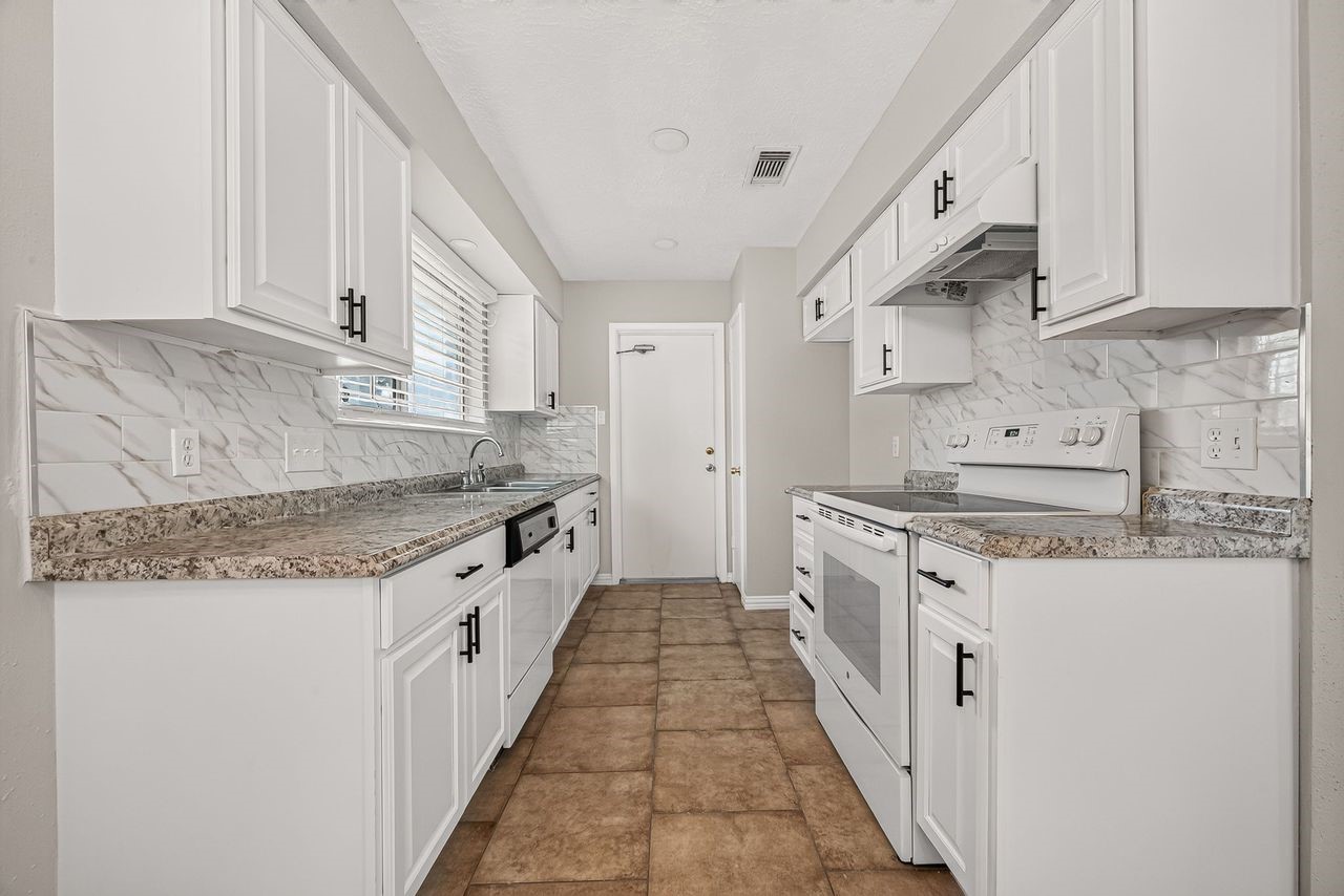 7530 Gulfbriar Place Property Photo 10