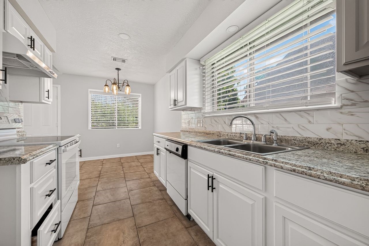 7530 Gulfbriar Place Property Photo 11