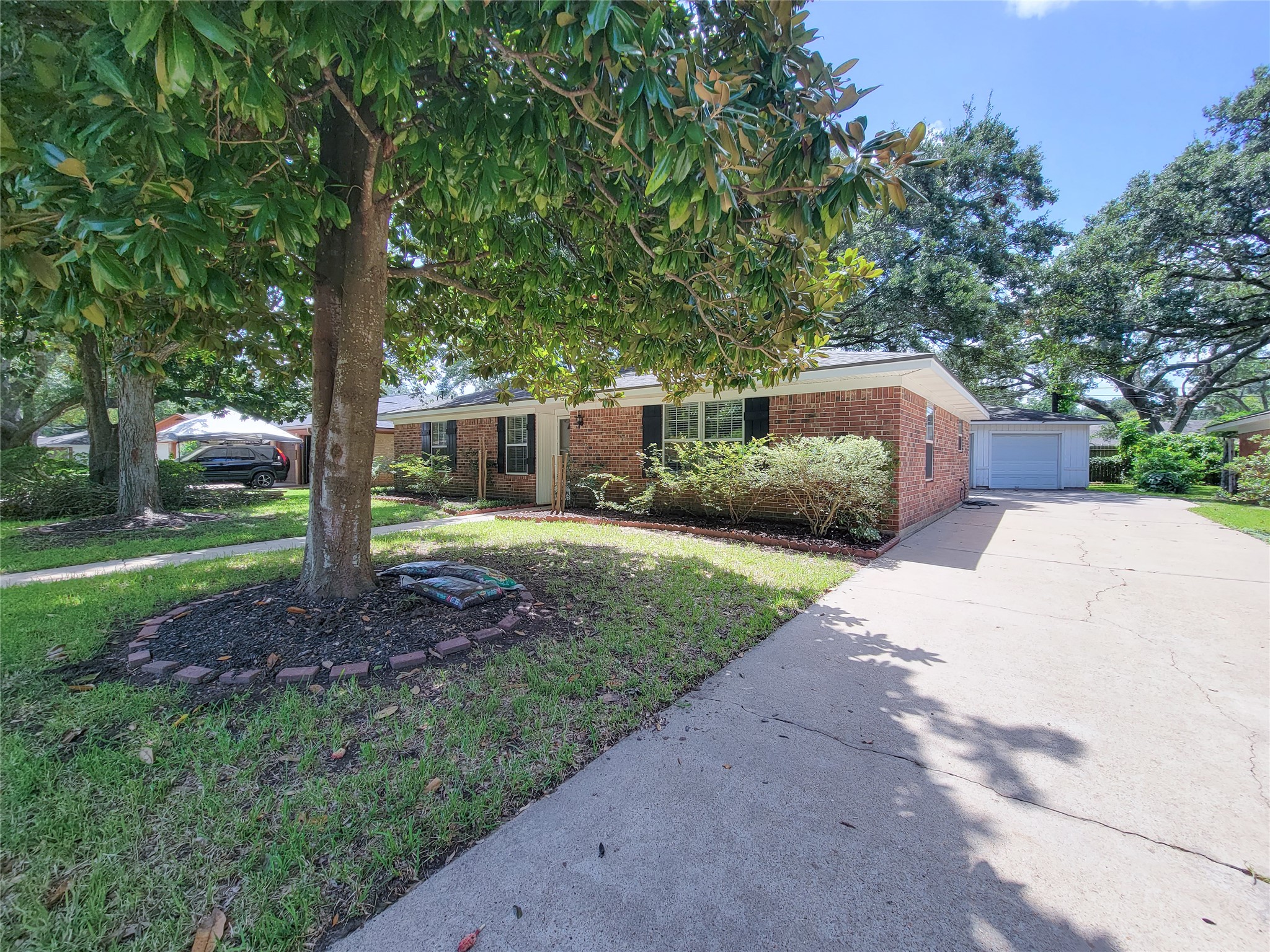111 Azalea Property Photo 3