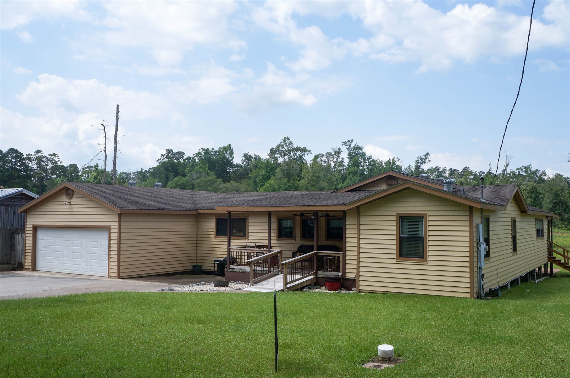 317 Hickory Drive E Property Photo 1