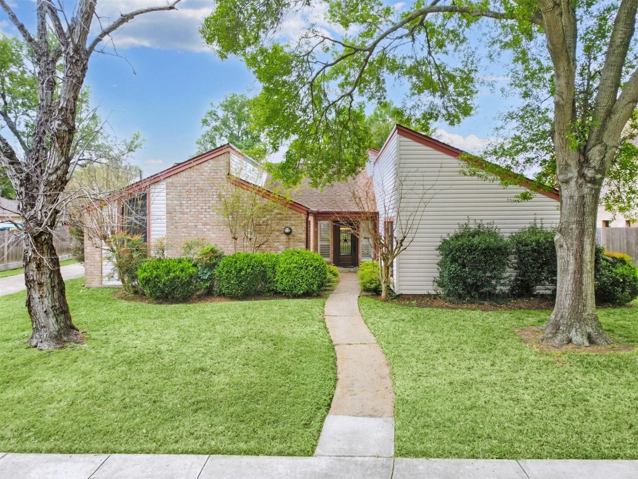 15621 Elwood Drive Property Photo 1