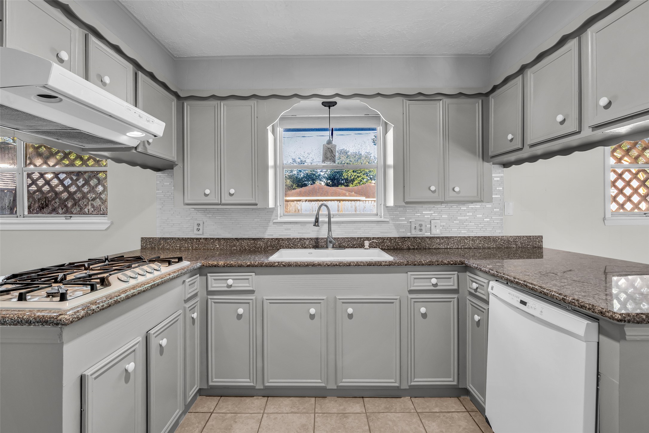 2808 Burke Road Property Photo 9