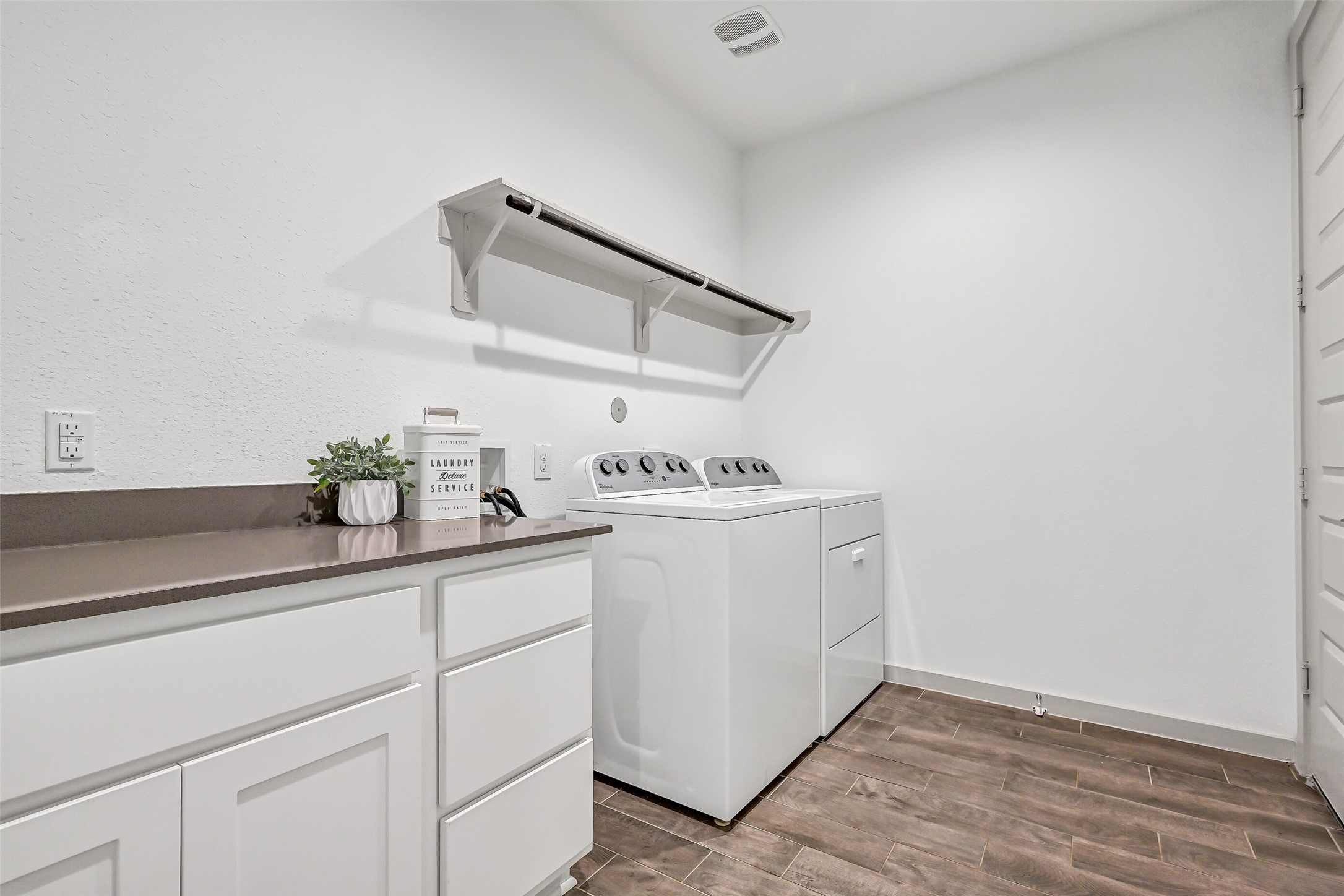 1570 Mustang Trail Property Photo 7