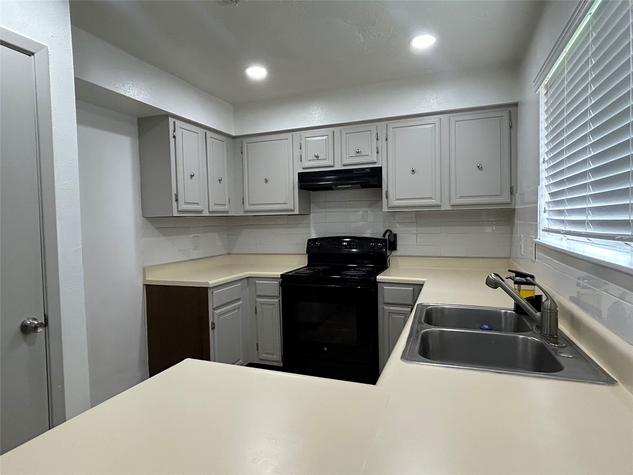 17311 Heritage Bay Drive Property Photo 2