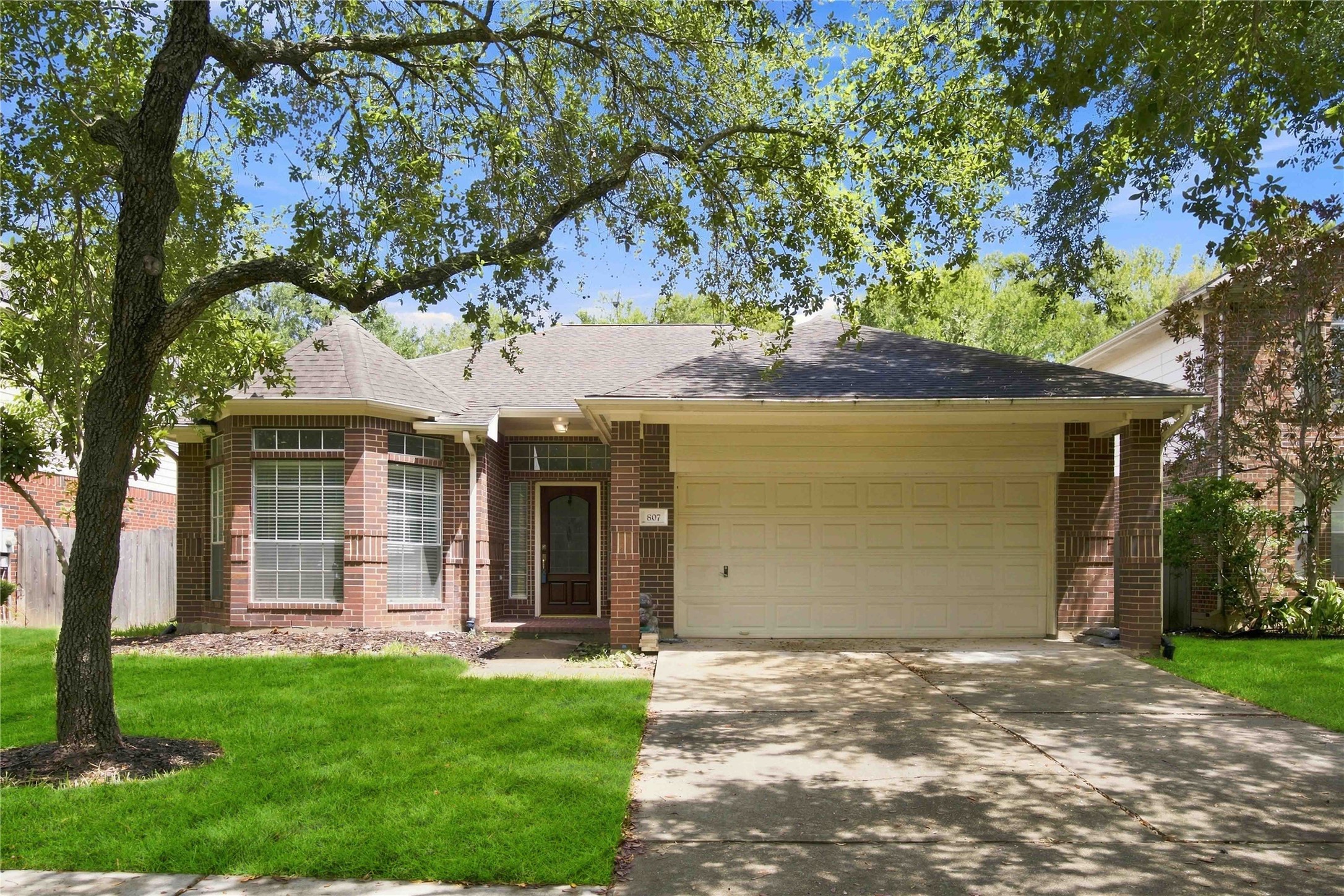 807 Fairpark Lane Property Photo 2