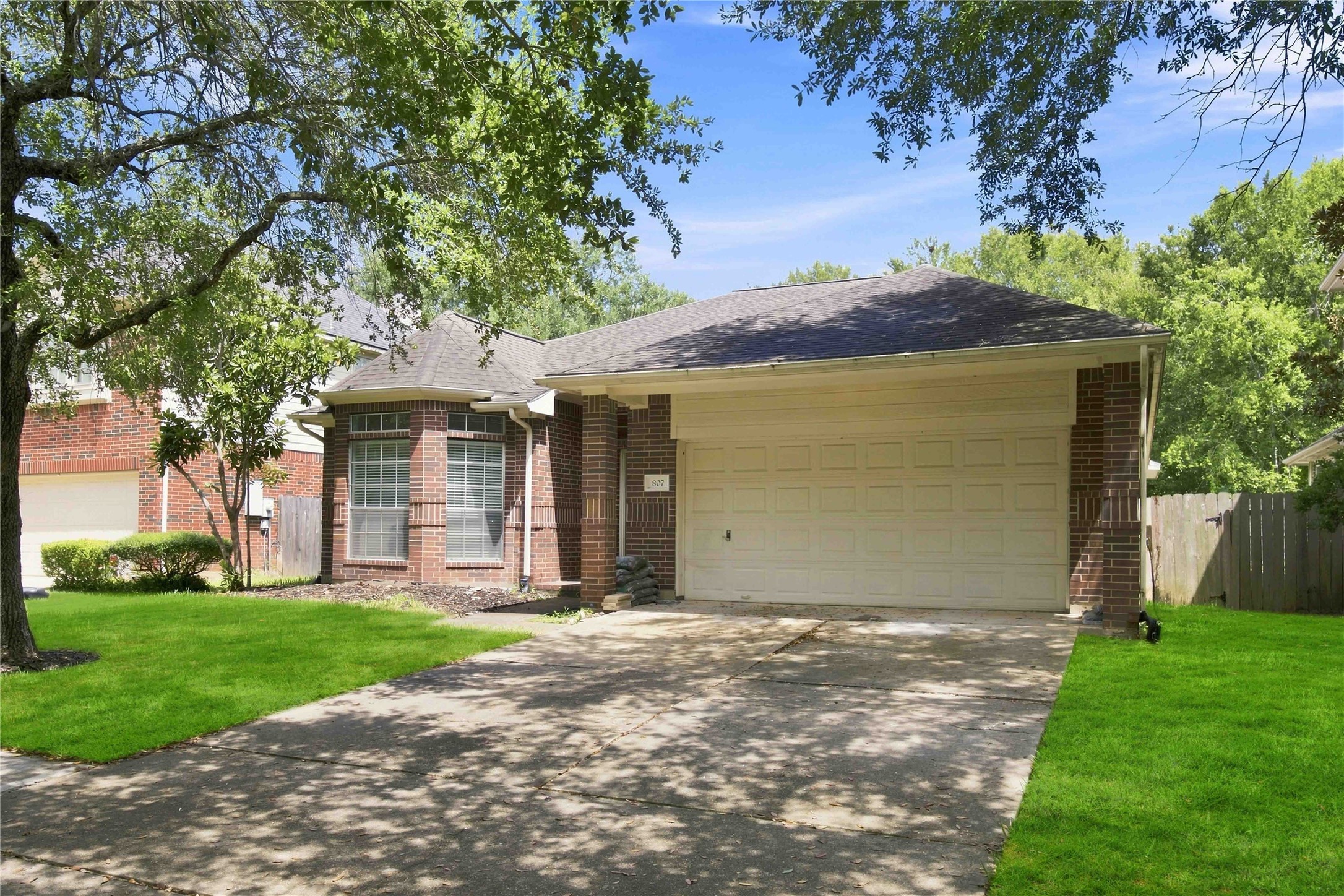807 Fairpark Lane Property Photo 3