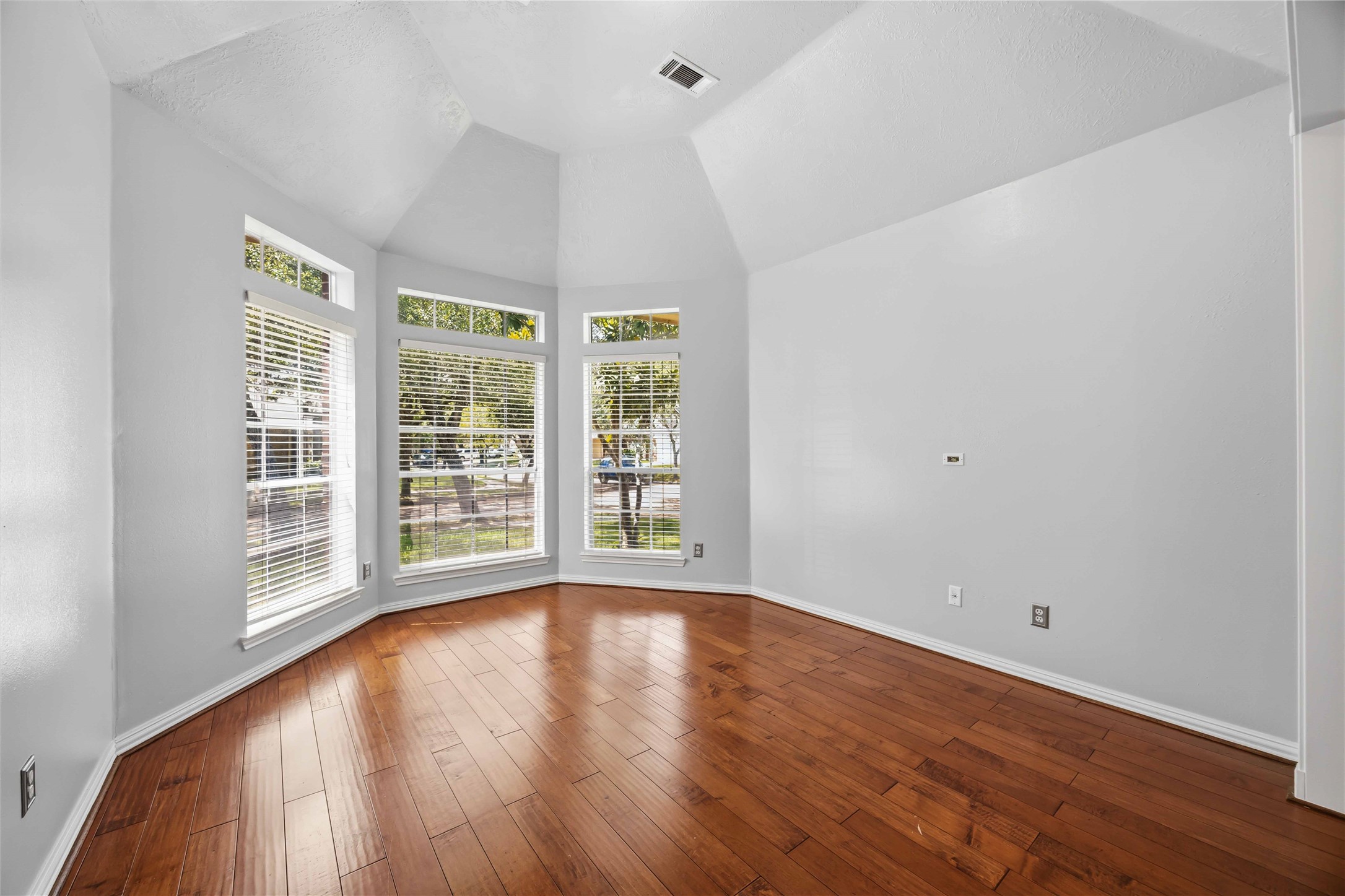 807 Fairpark Lane Property Photo 7