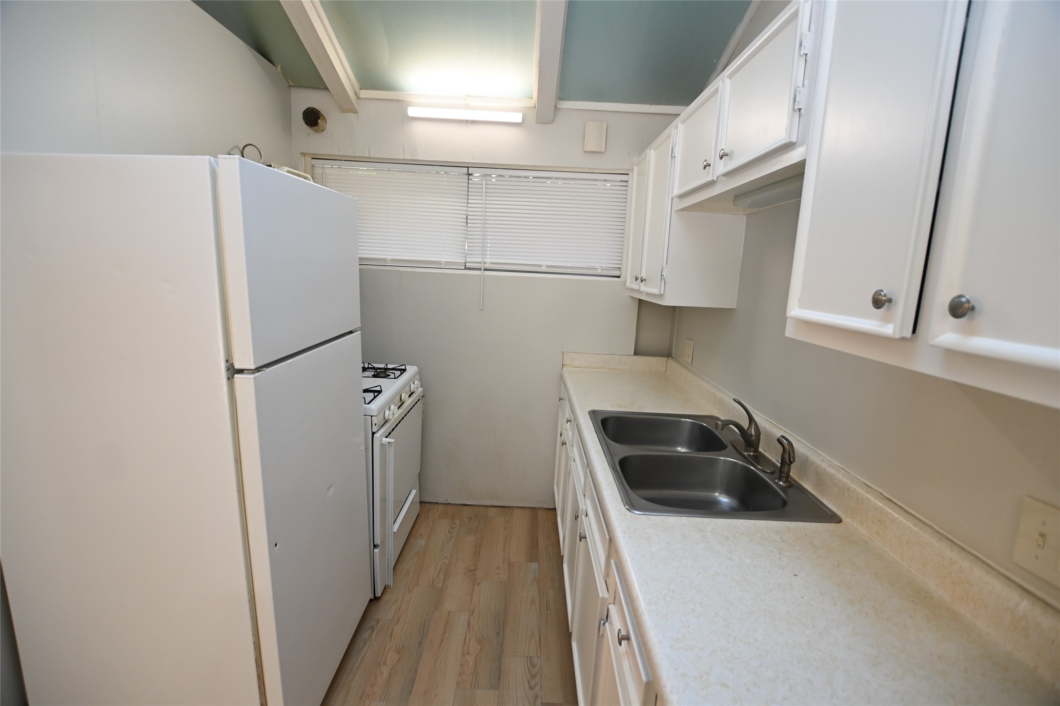 3235 Greenbriar Drive Property Photo 5