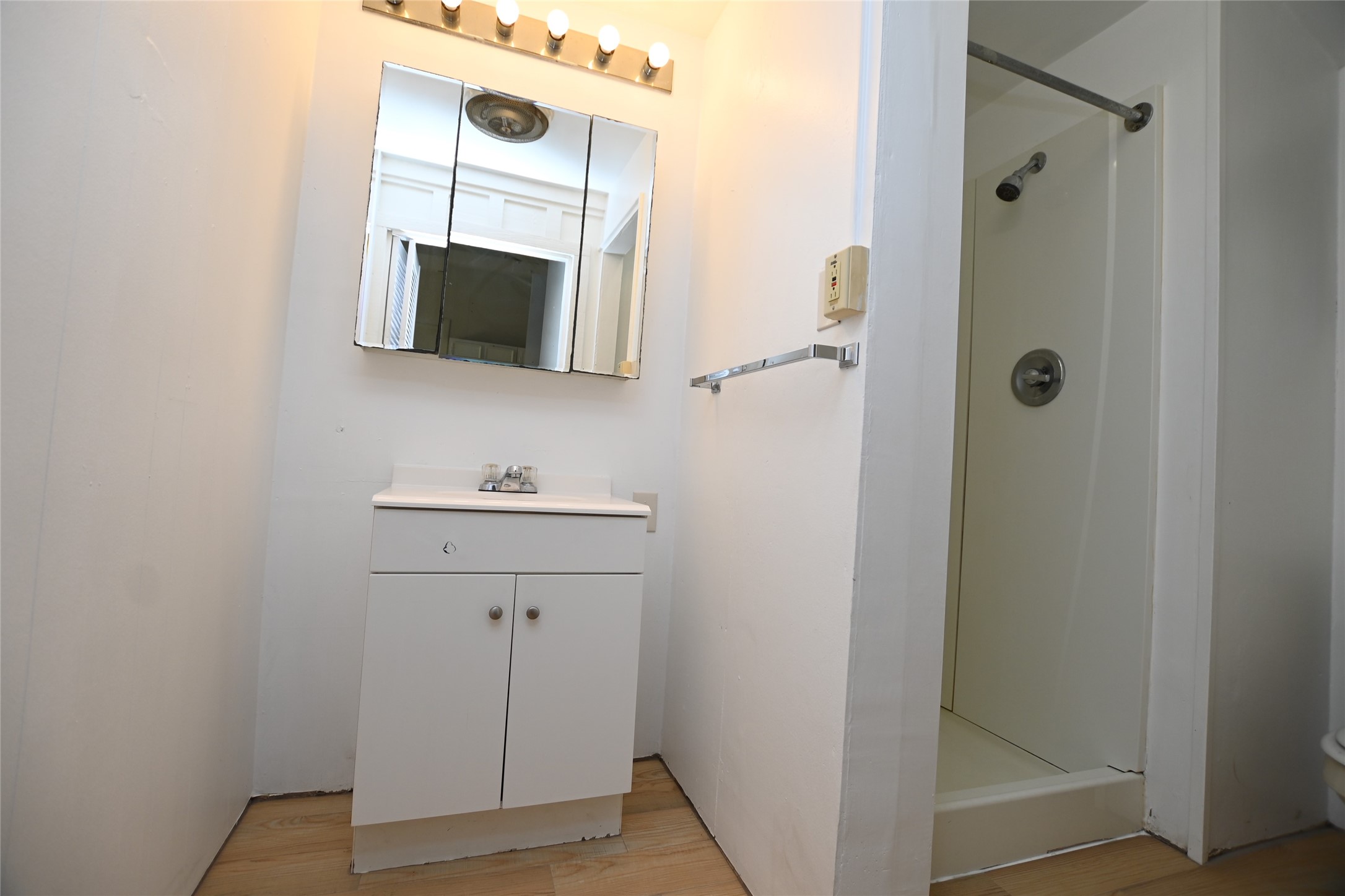 3235 Greenbriar Drive Property Photo 7