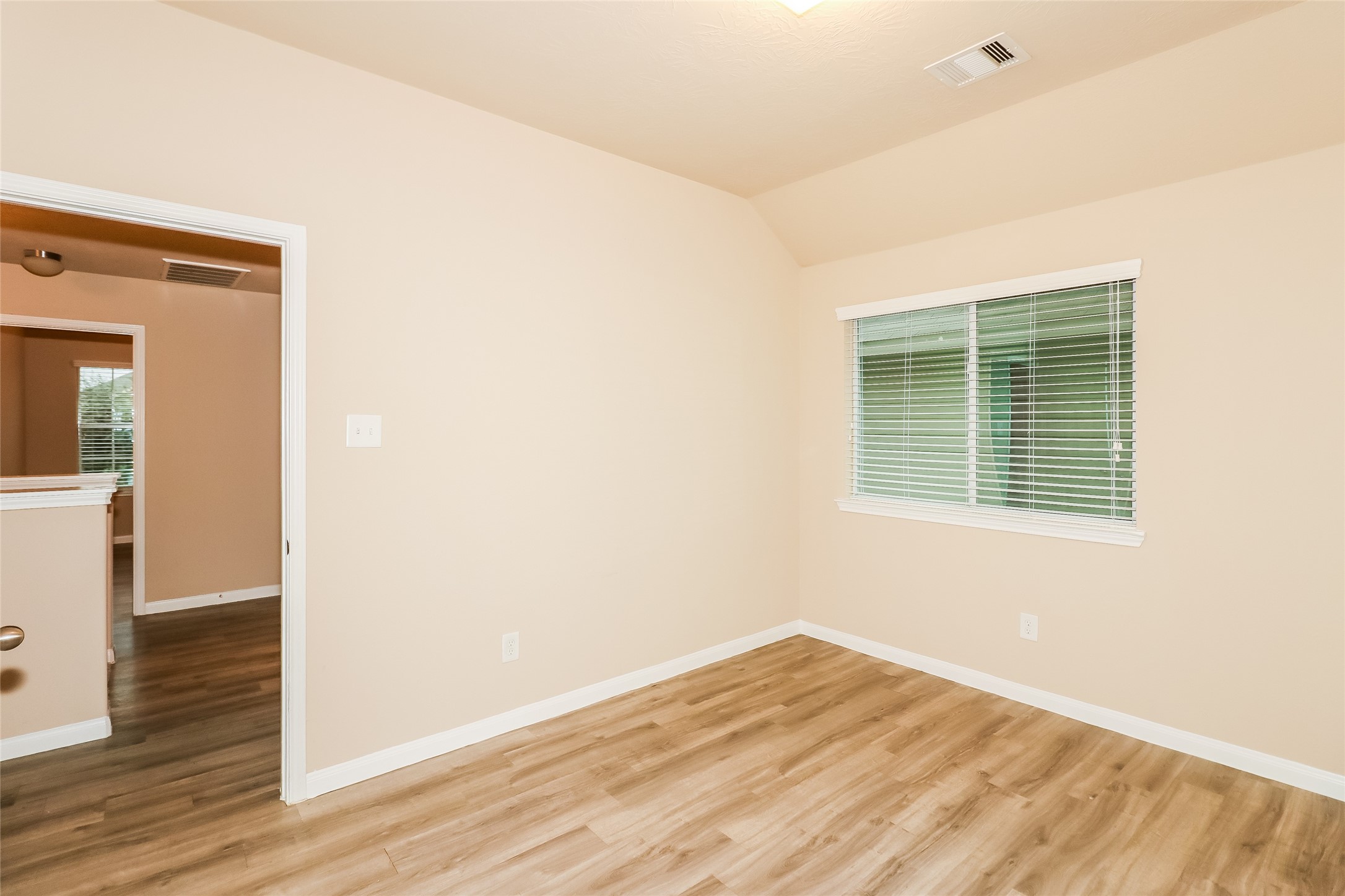 5734 Kyle Cove Property Photo 7