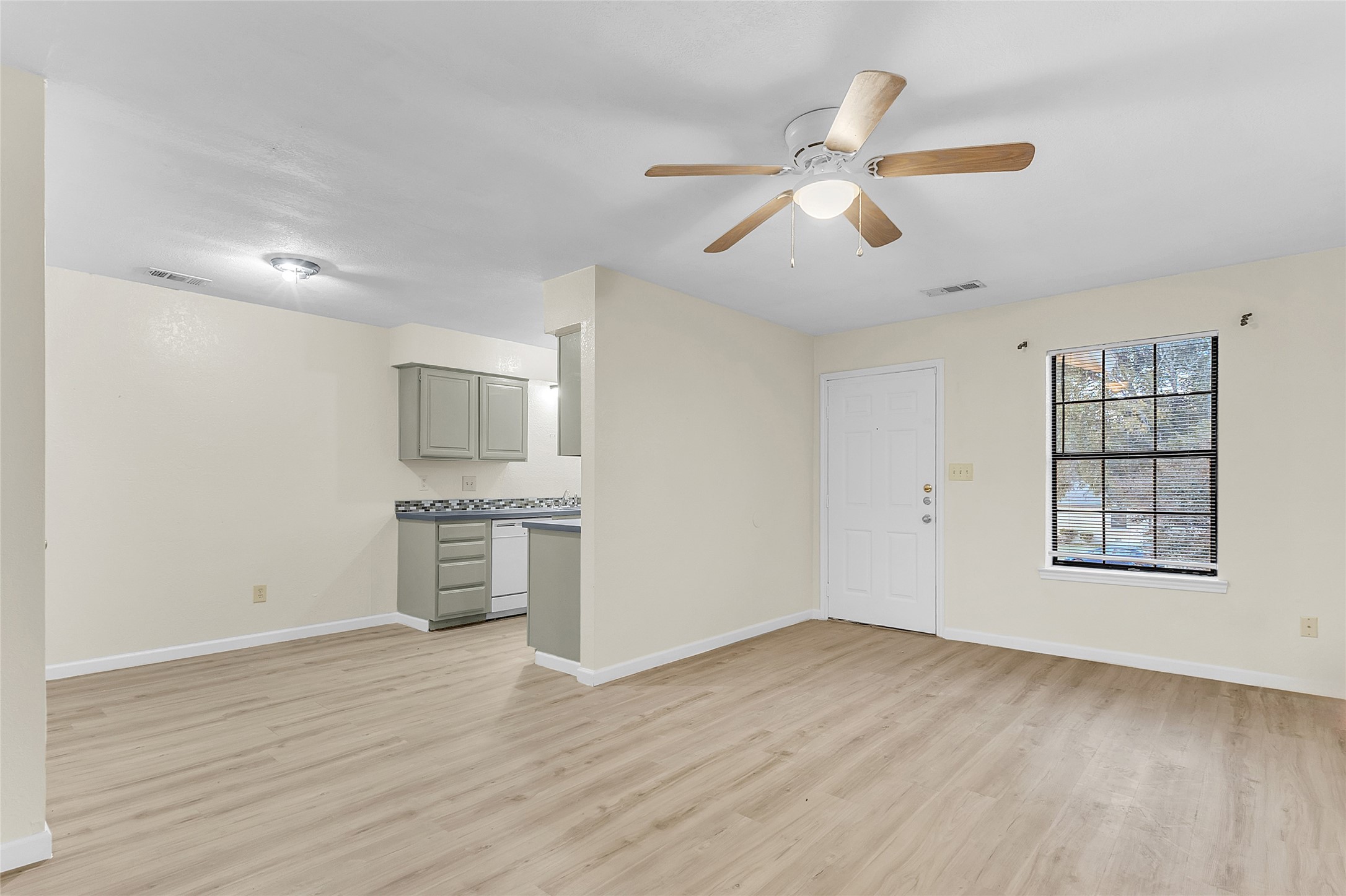 209 W Trinity Street C Property Photo 2