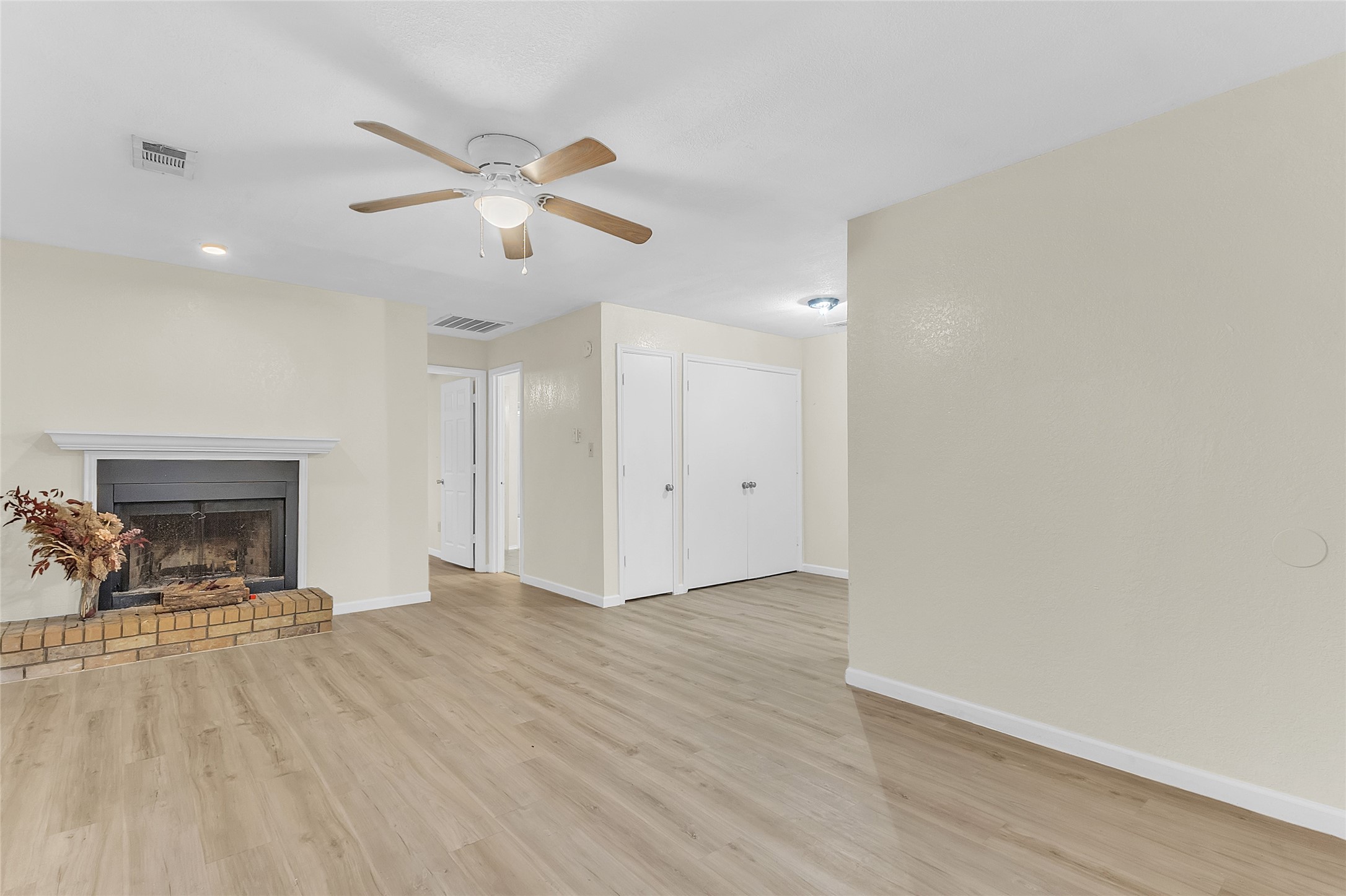 209 W Trinity Street C Property Photo 3