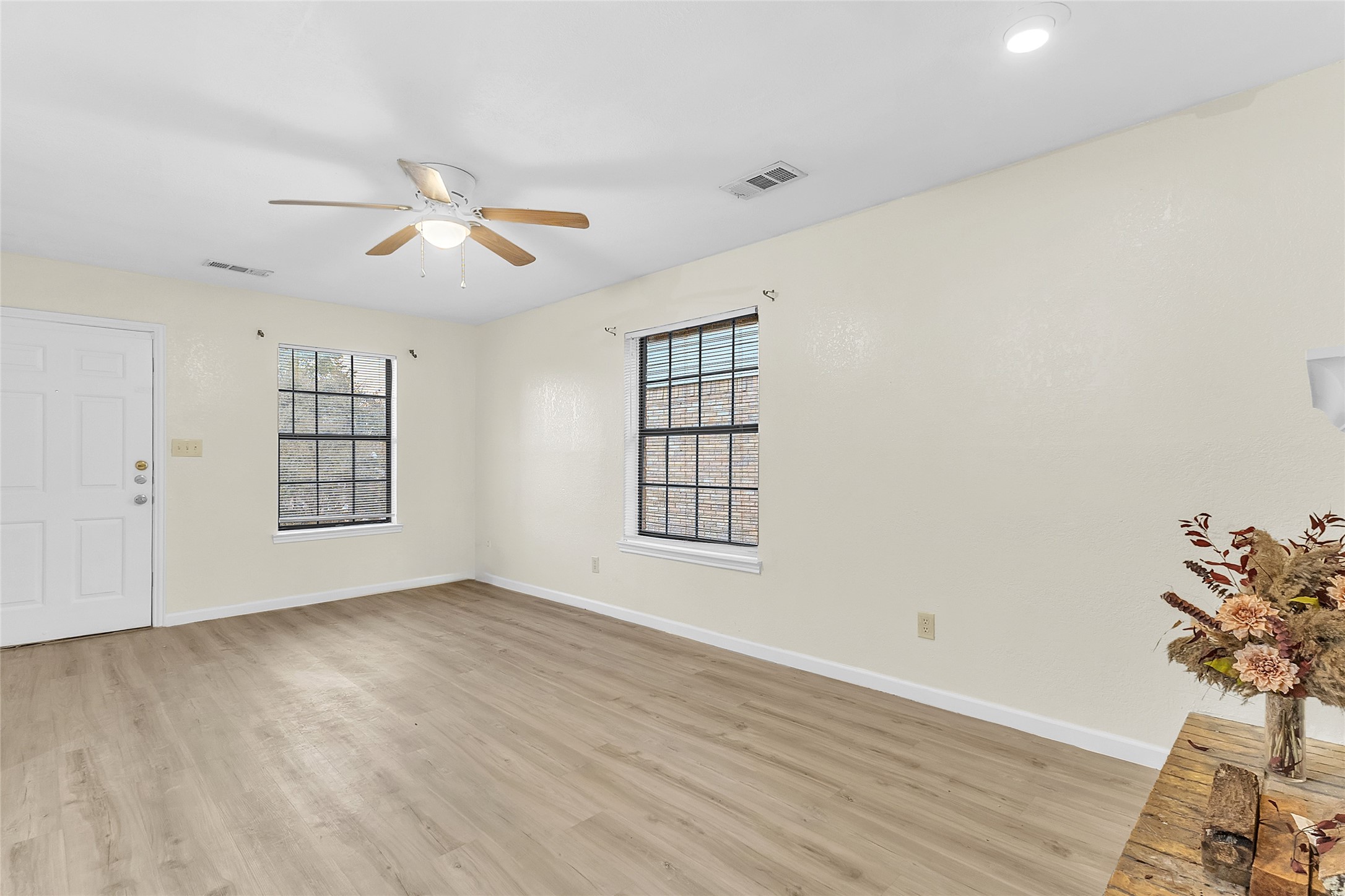 209 W Trinity Street C Property Photo 4