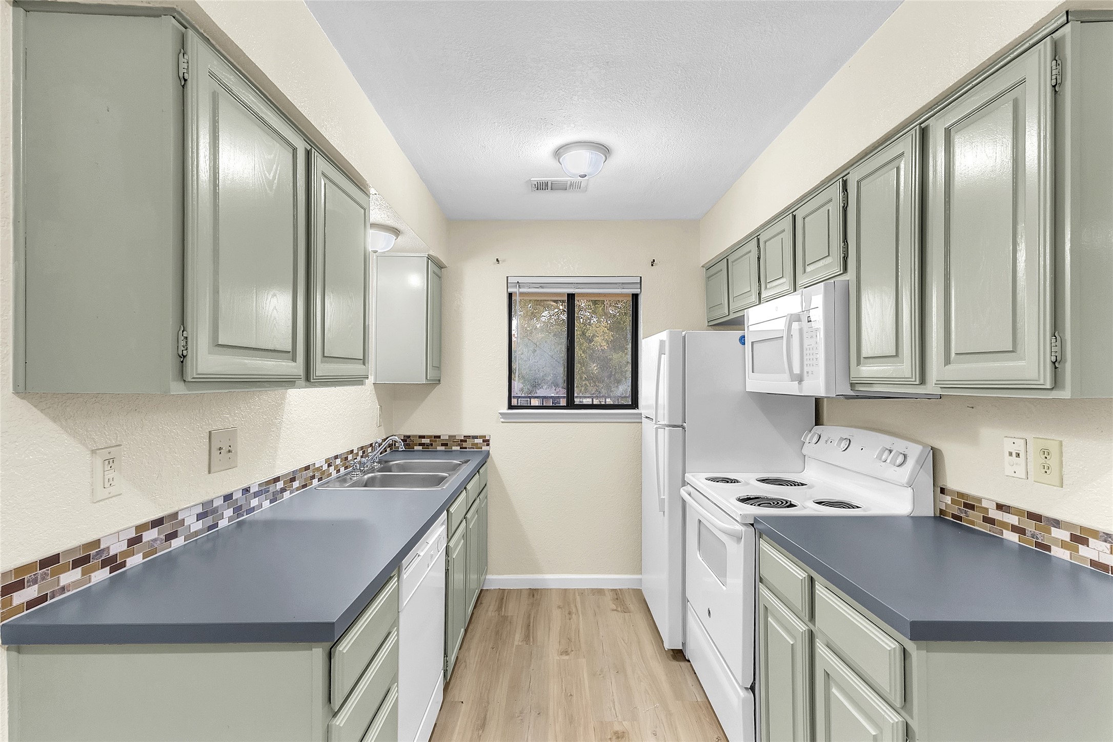 209 W Trinity Street C Property Photo 6