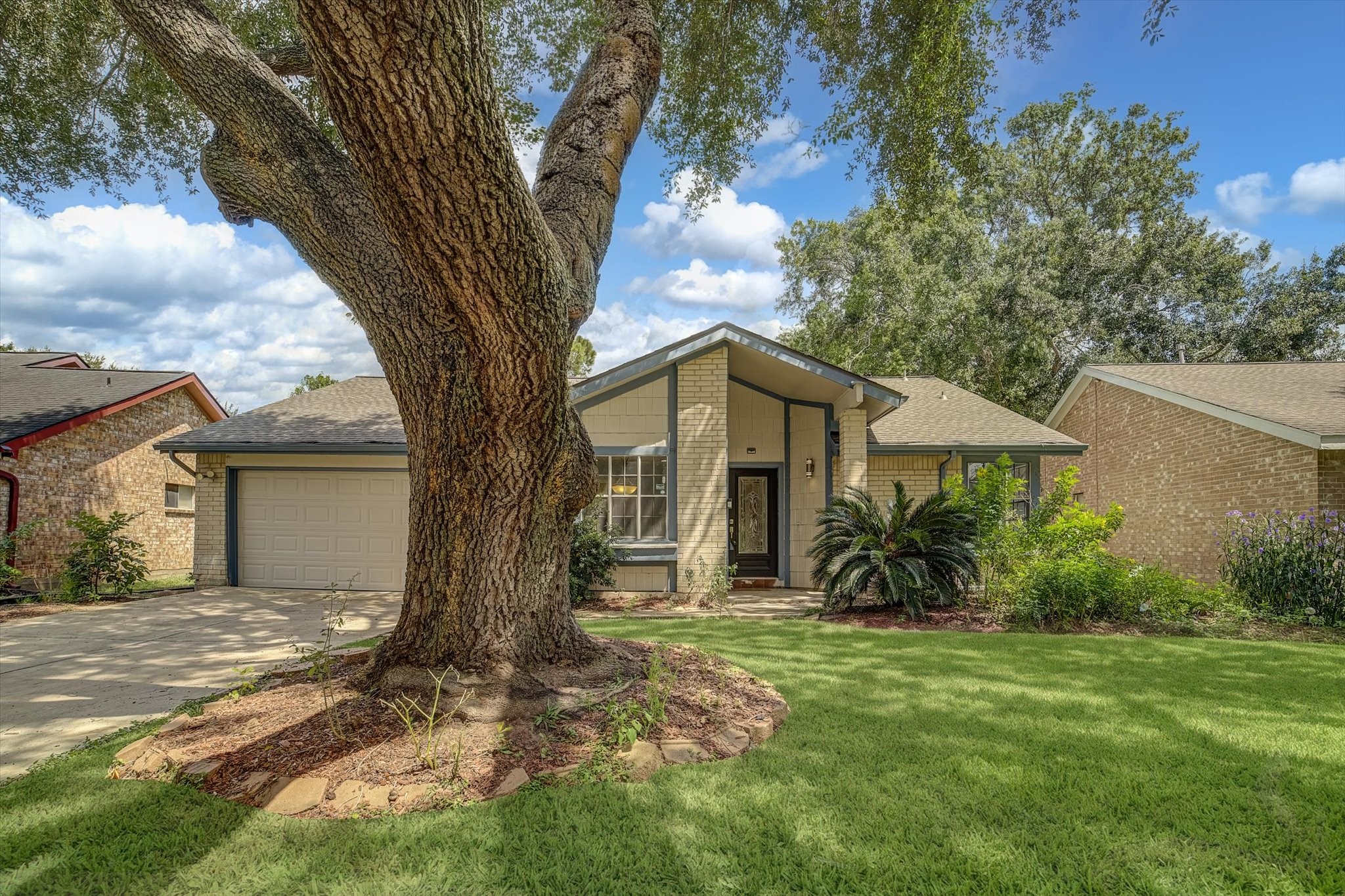 14218 Whitecross Drive Property Photo 3