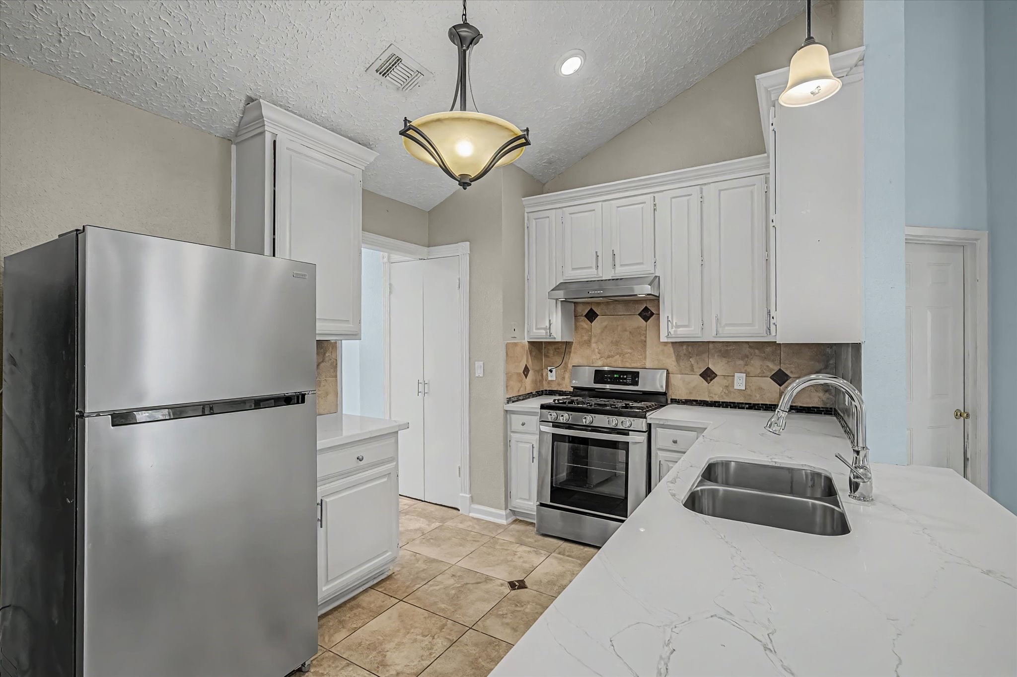 14218 Whitecross Drive Property Photo 8