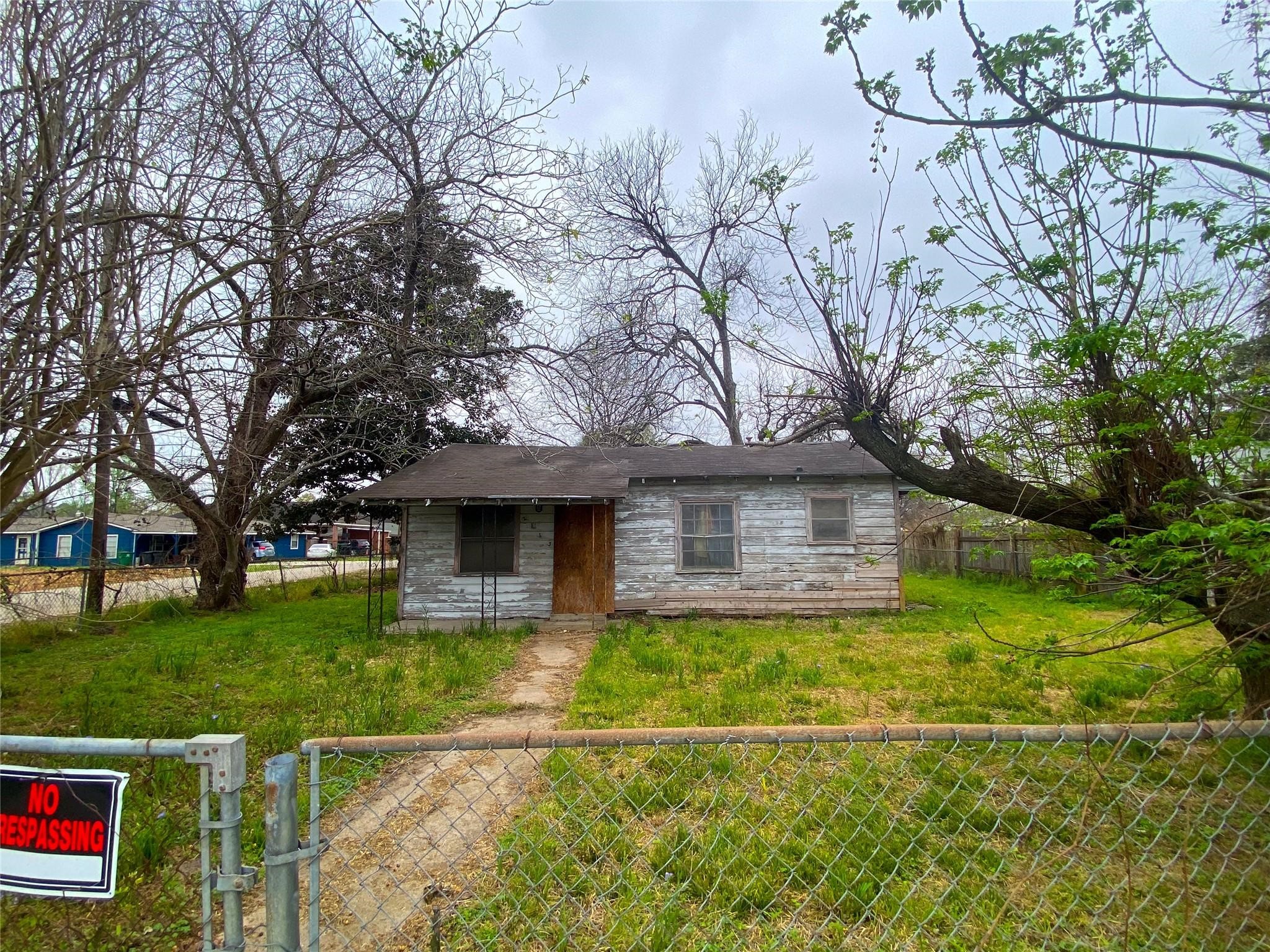 2113 S Victory Drive Property Photo 2