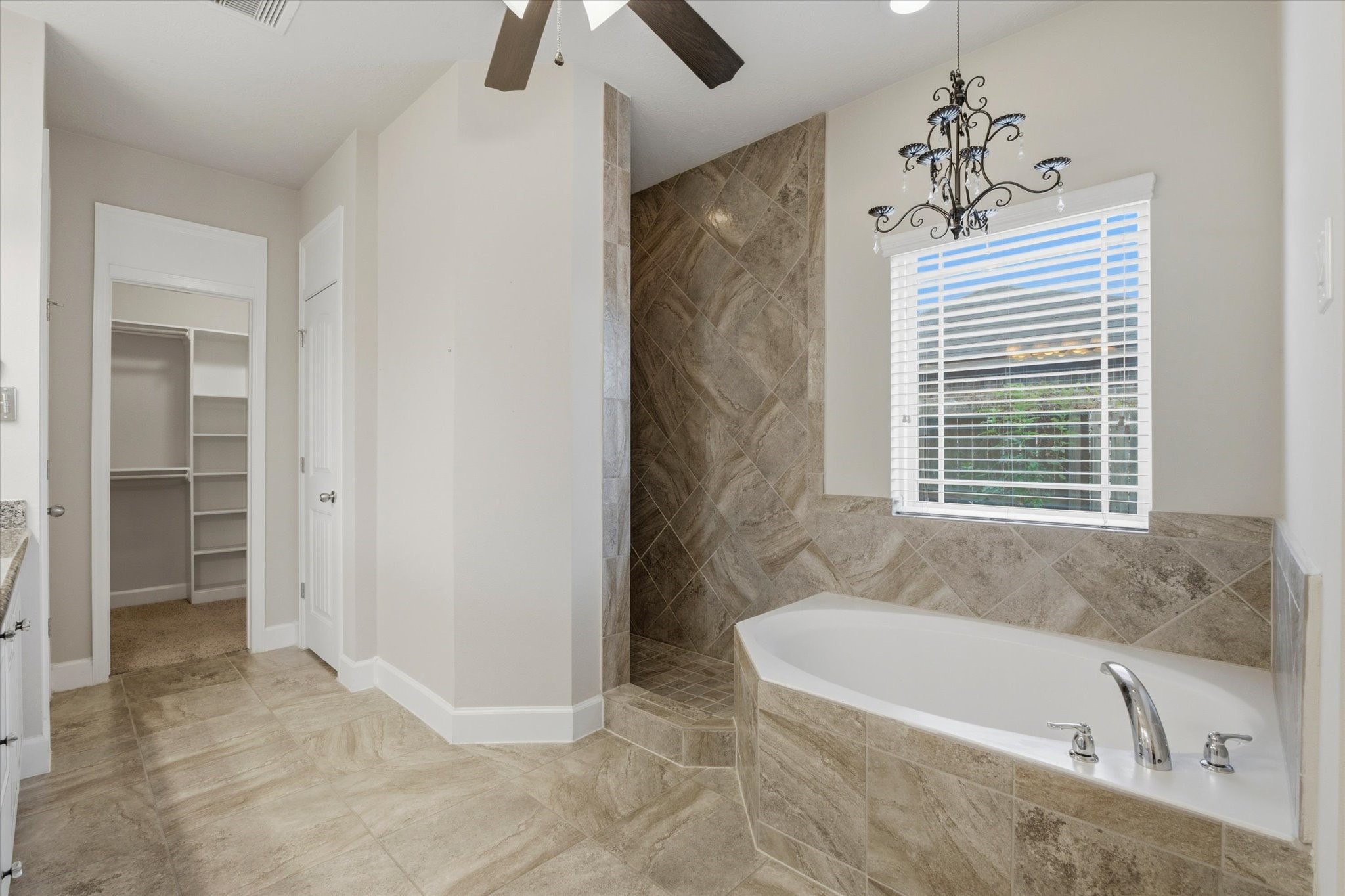 13930 Hawthorne Circle Property Photo 8