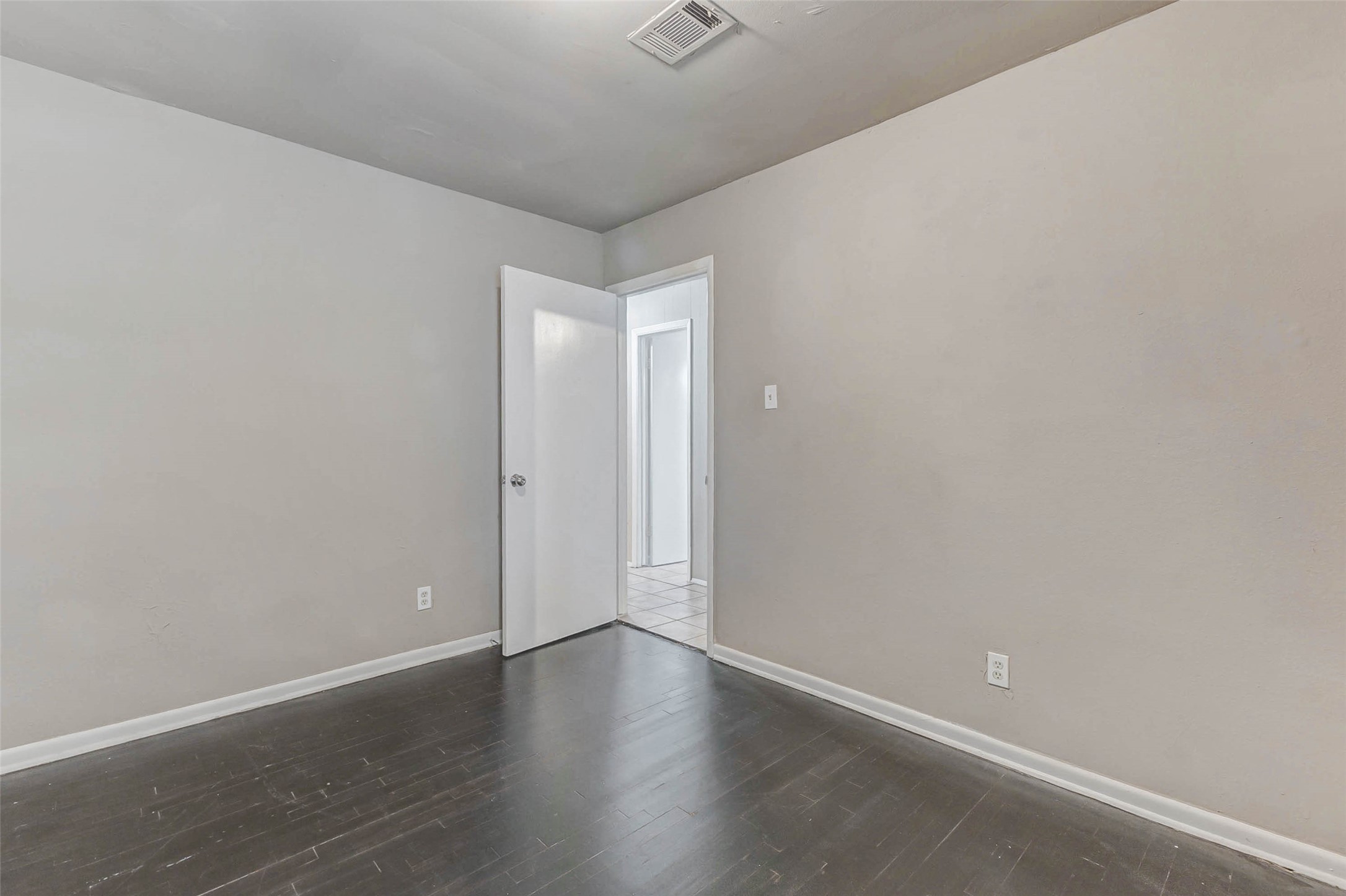 7302 England Street Property Photo 3