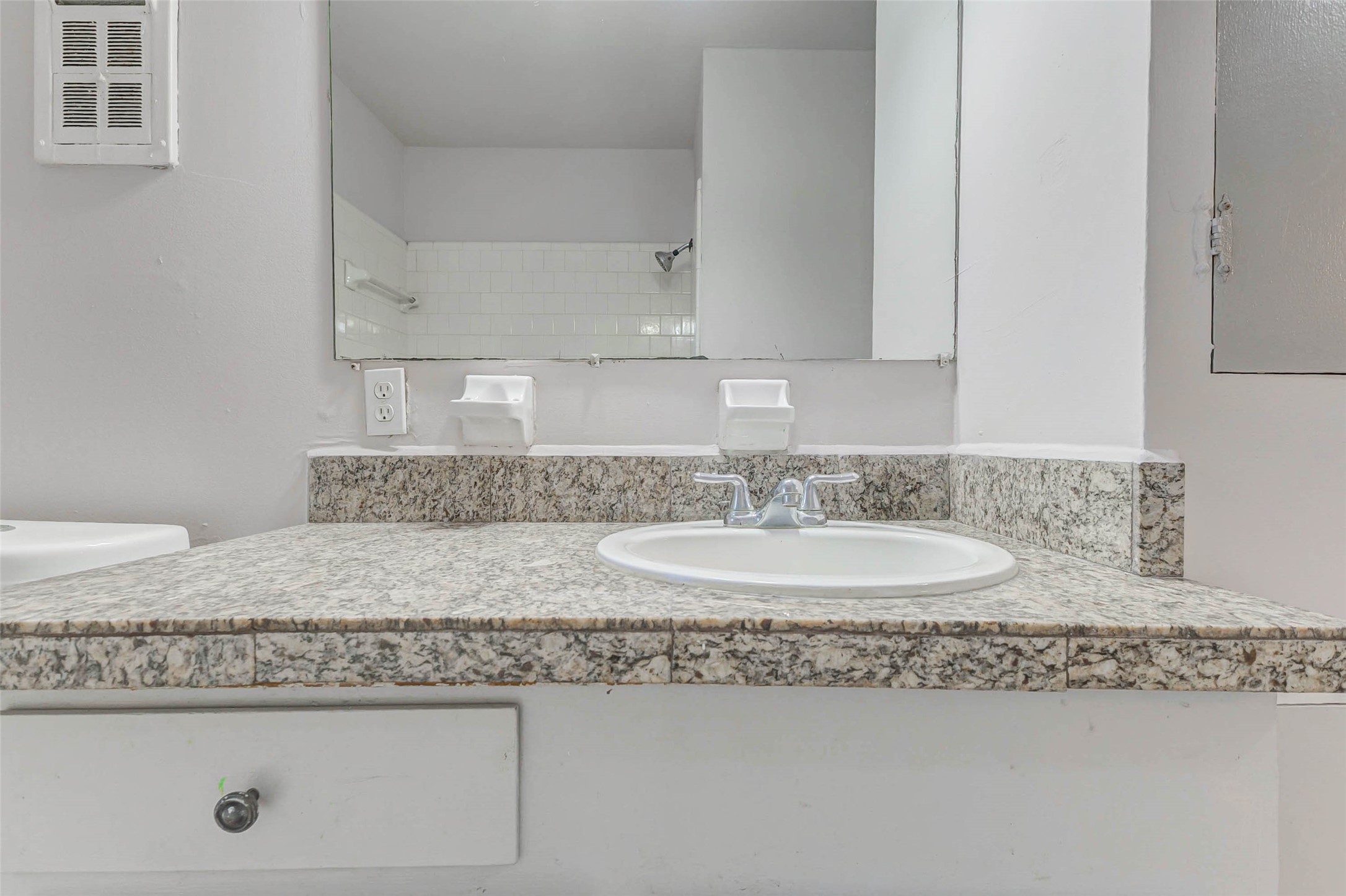 7302 England Street Property Photo 4