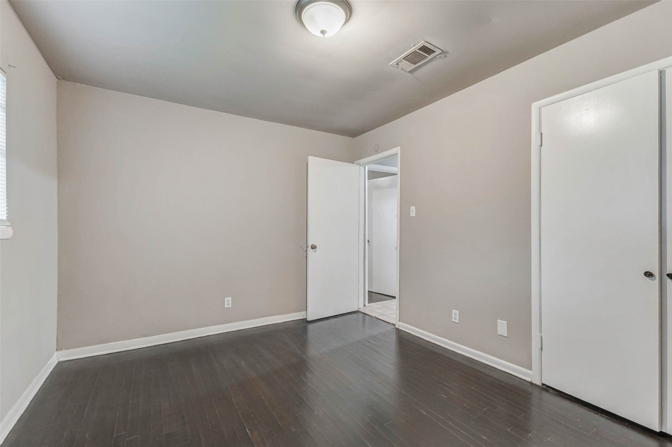 7302 England Street Property Photo 6