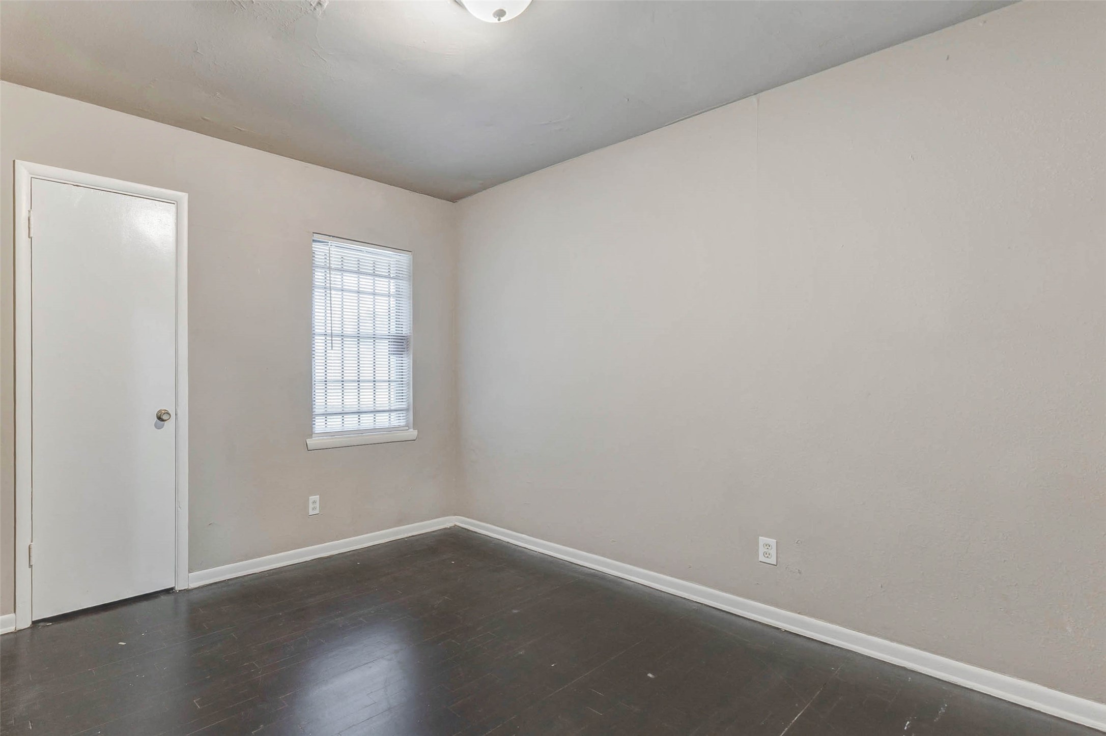 7302 England Street Property Photo 7