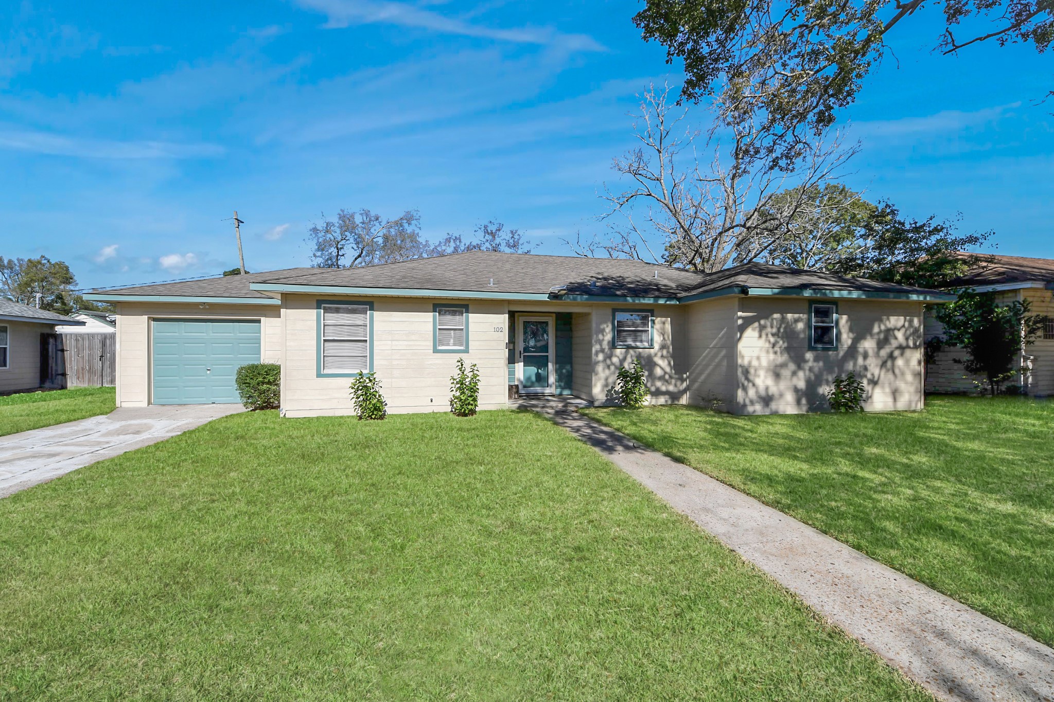102 Live Oak Street Property Photo 1
