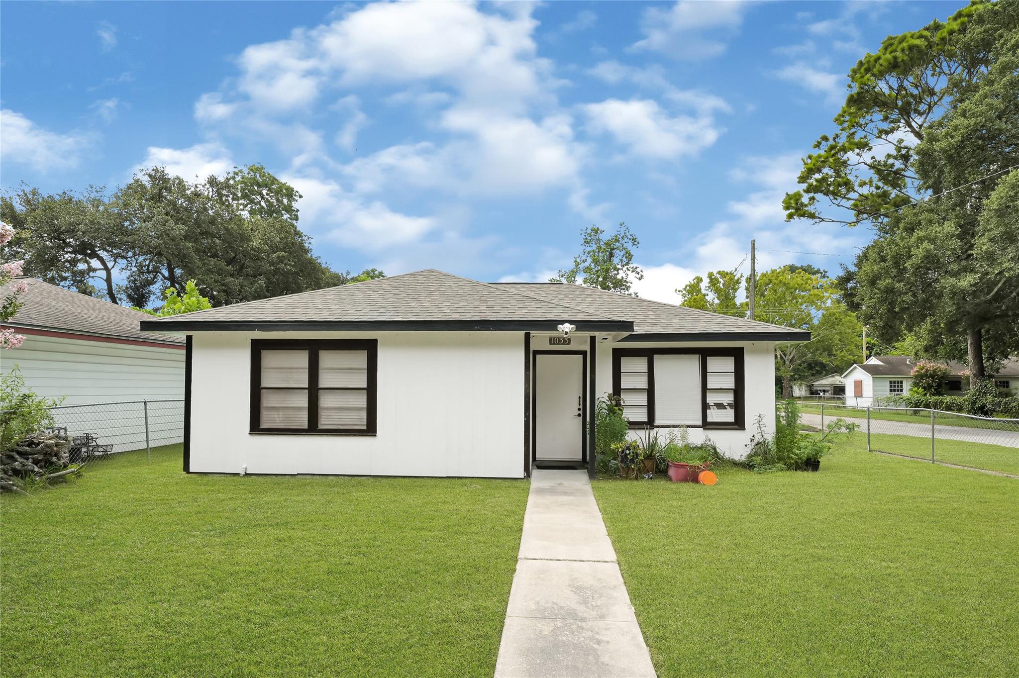 1033 W Snyder Street, Alvin Tx 77511 Property Photo 1