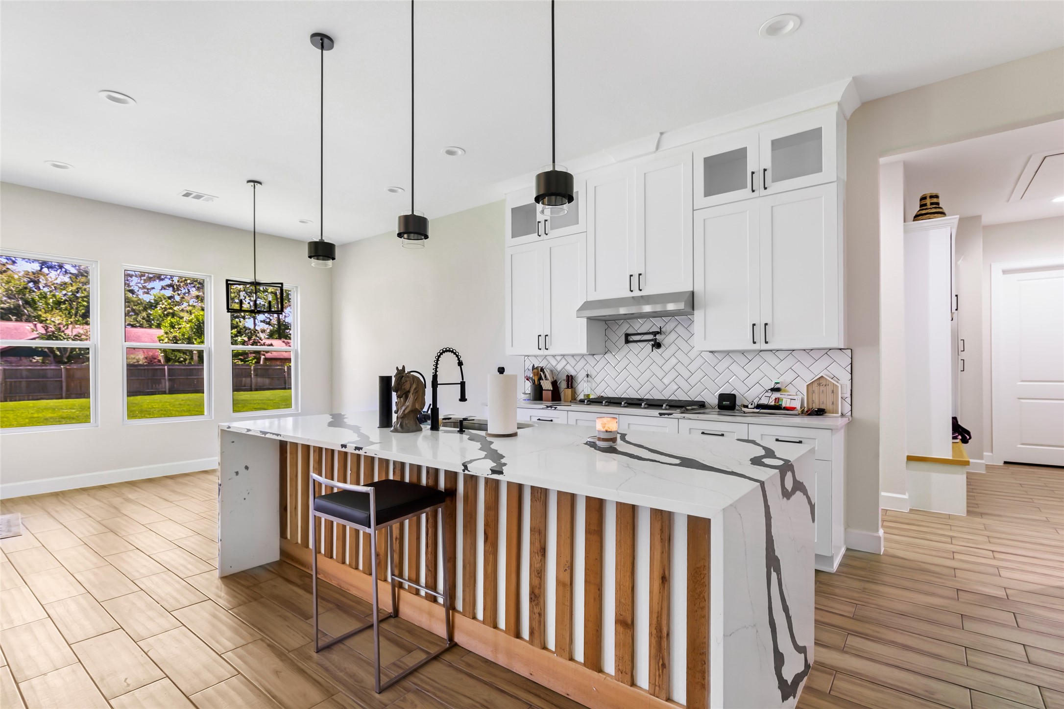 2423 Roman Forest Boulevard Property Photo 9