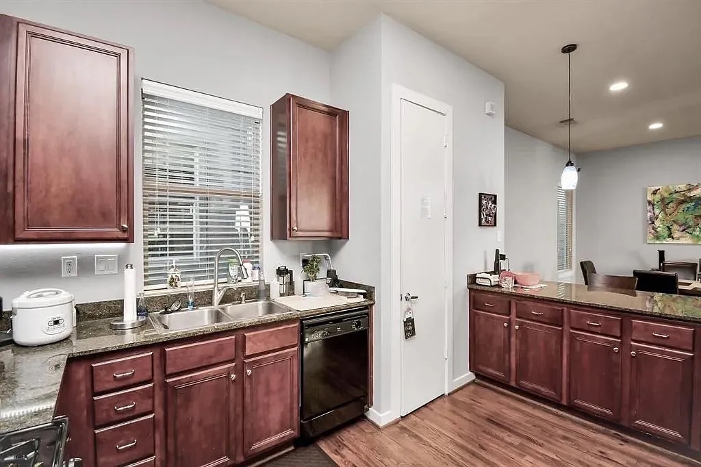 4422 Center Street Property Photo 8