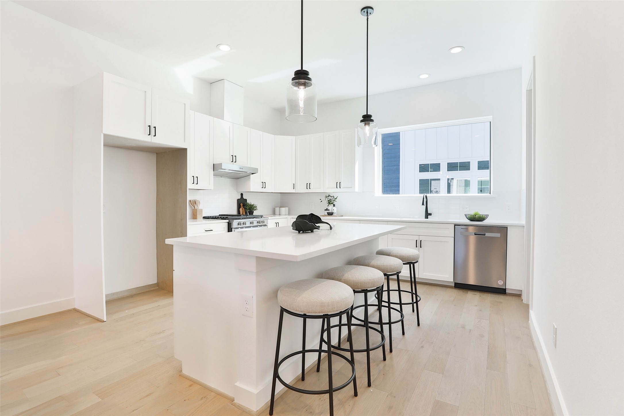 1016 W 15th 1/2 Street B