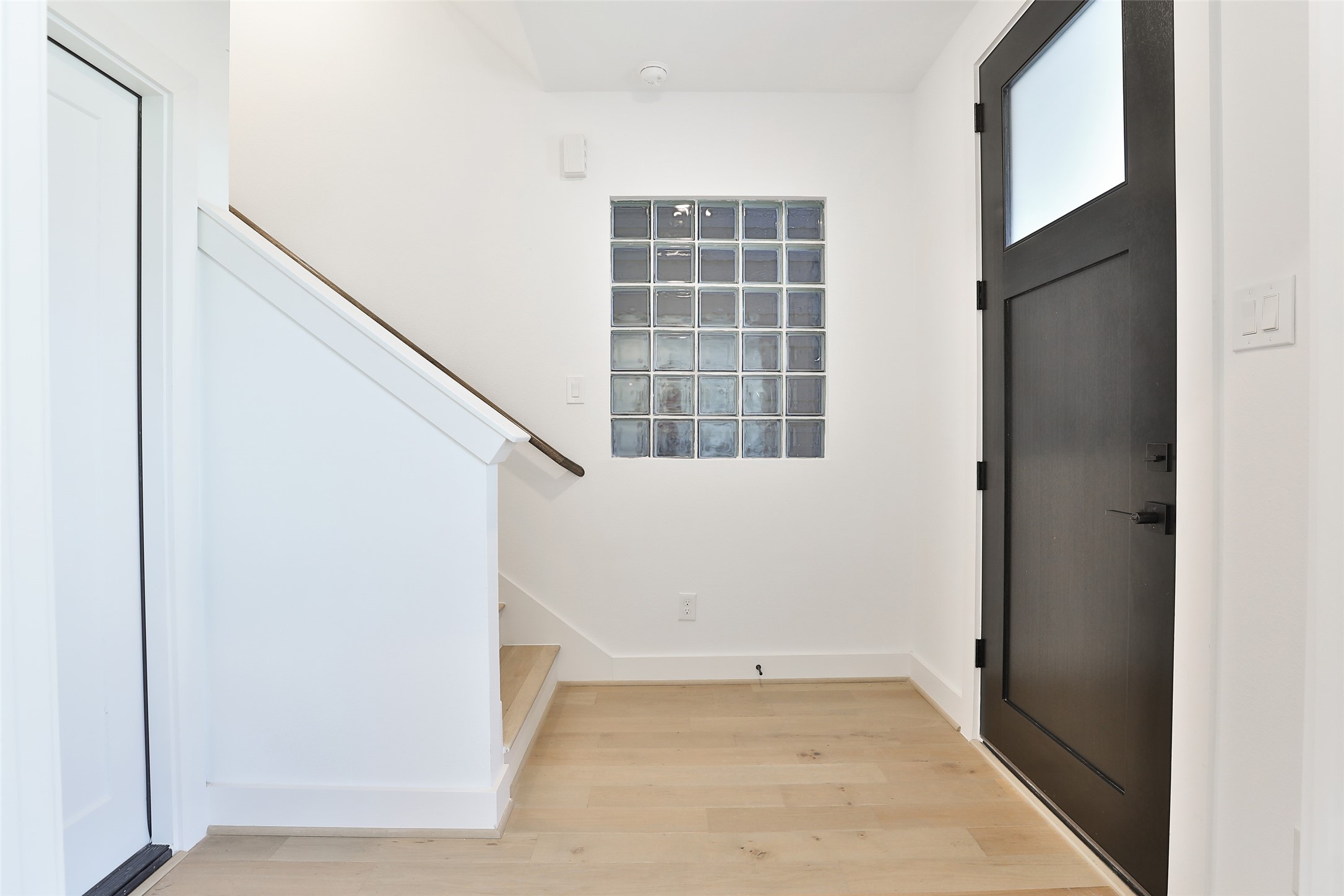1016 W 15th 1/2 Street B Property Photo 5