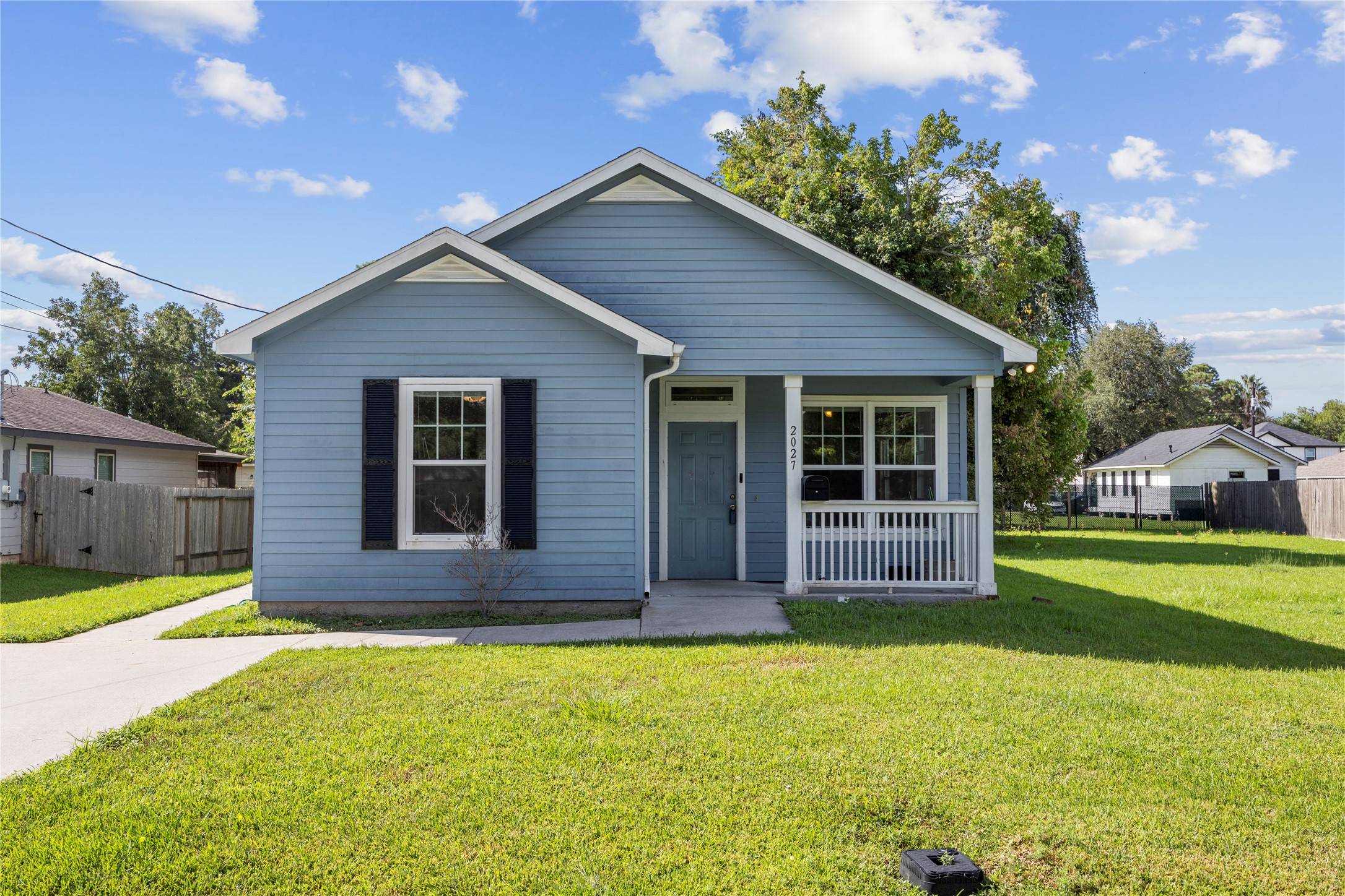 2027 Rosalee Street Property Photo 1