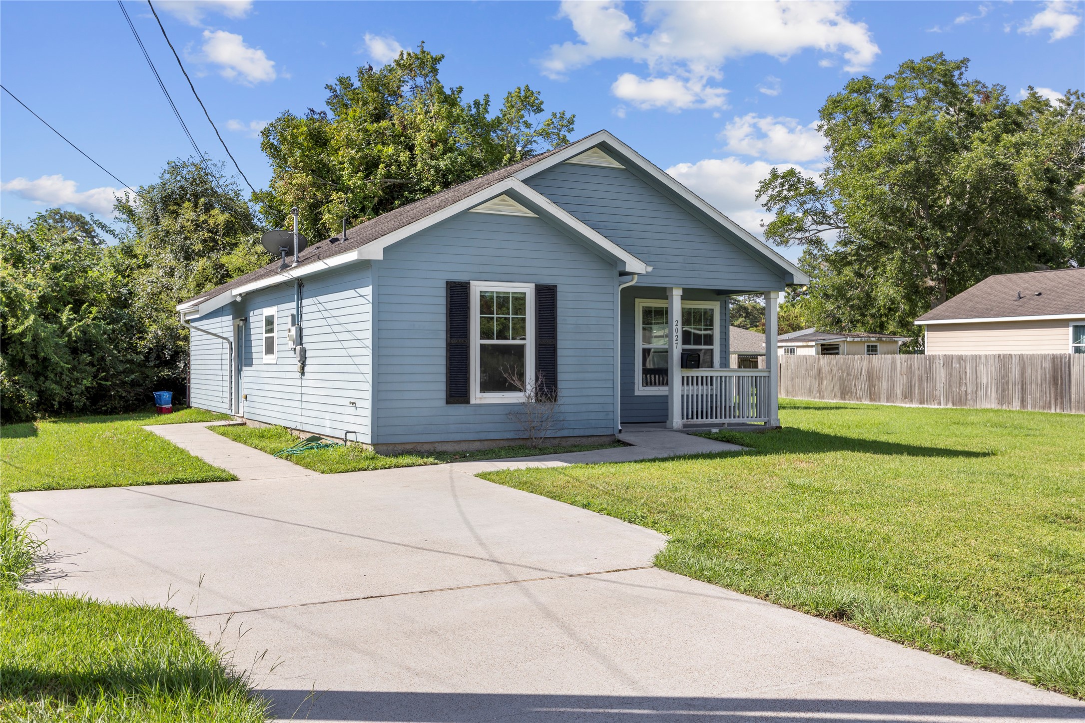 2027 Rosalee Street Property Photo 2