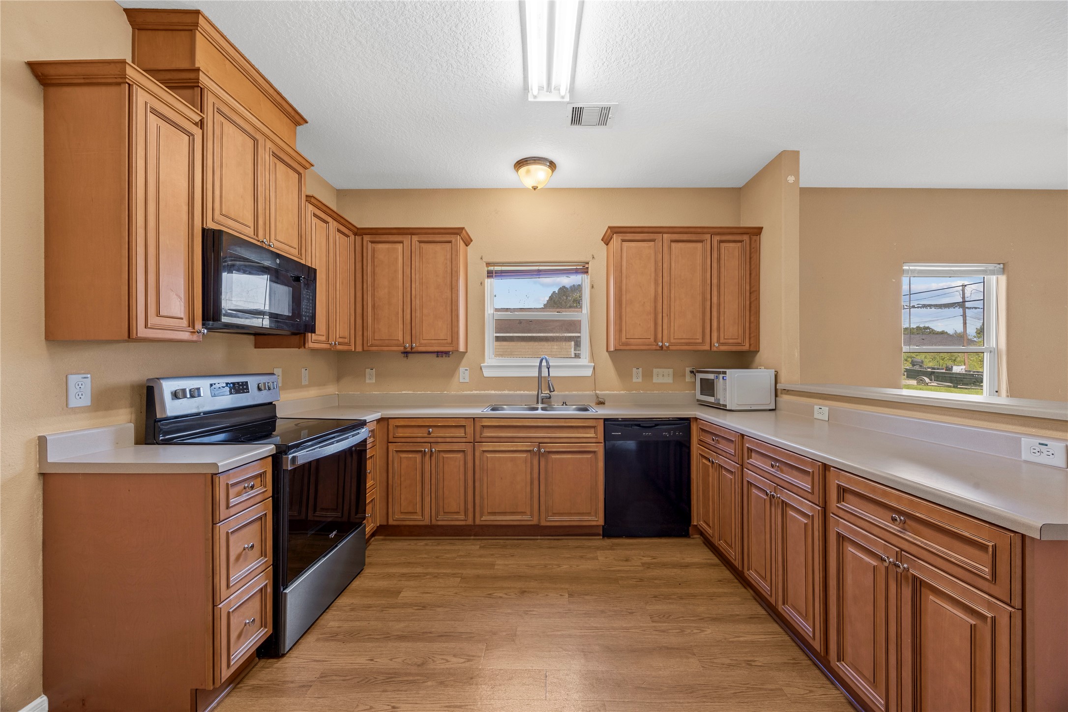 2027 Rosalee Street Property Photo 8