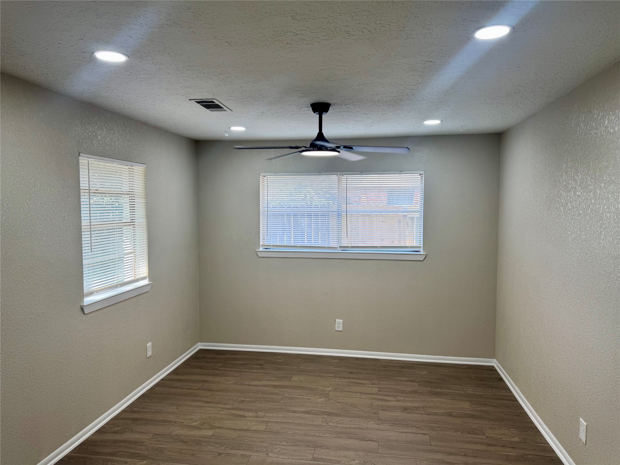 2718 Peach Lane Property Photo 4