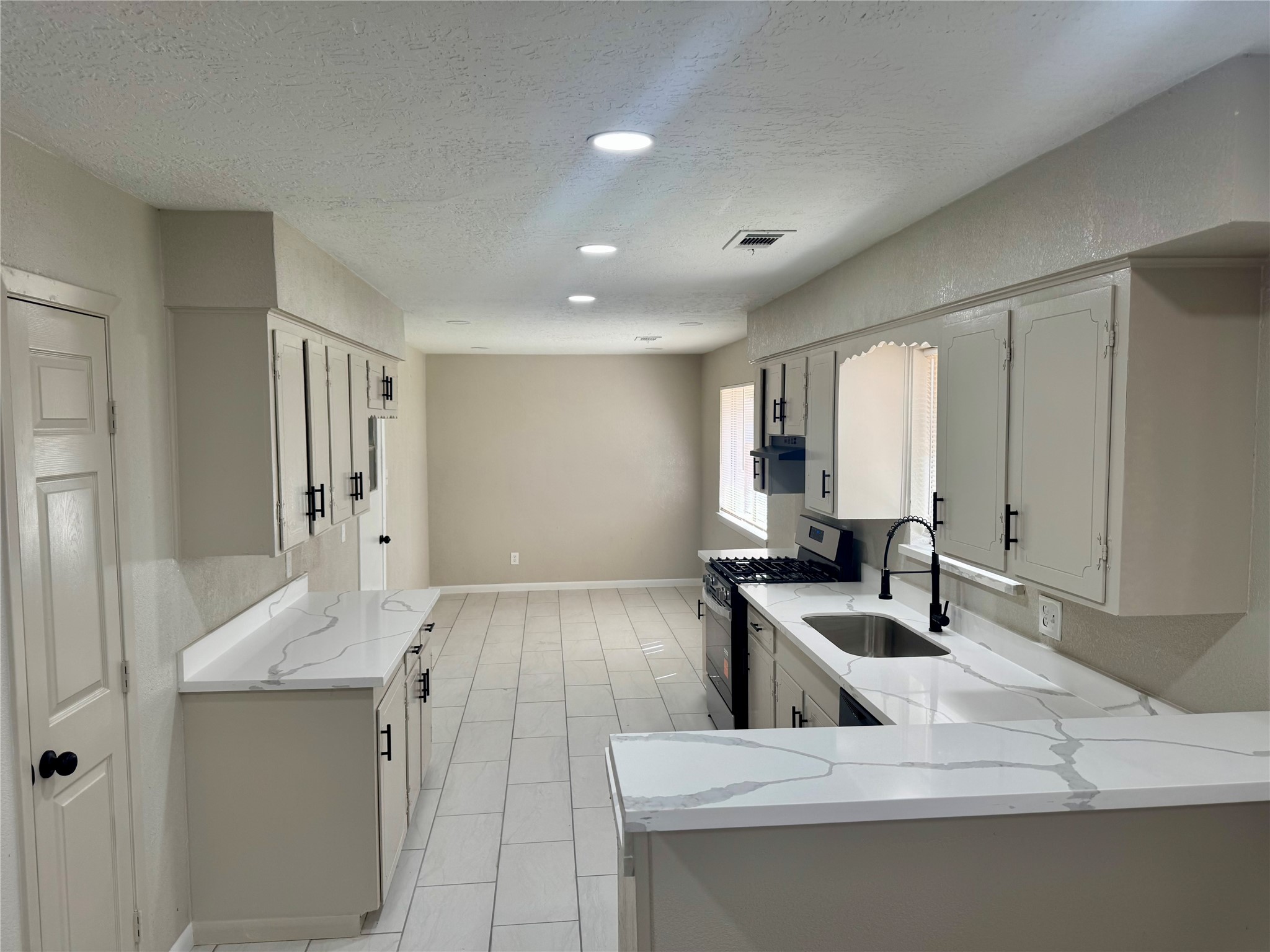 2718 Peach Lane Property Photo 6