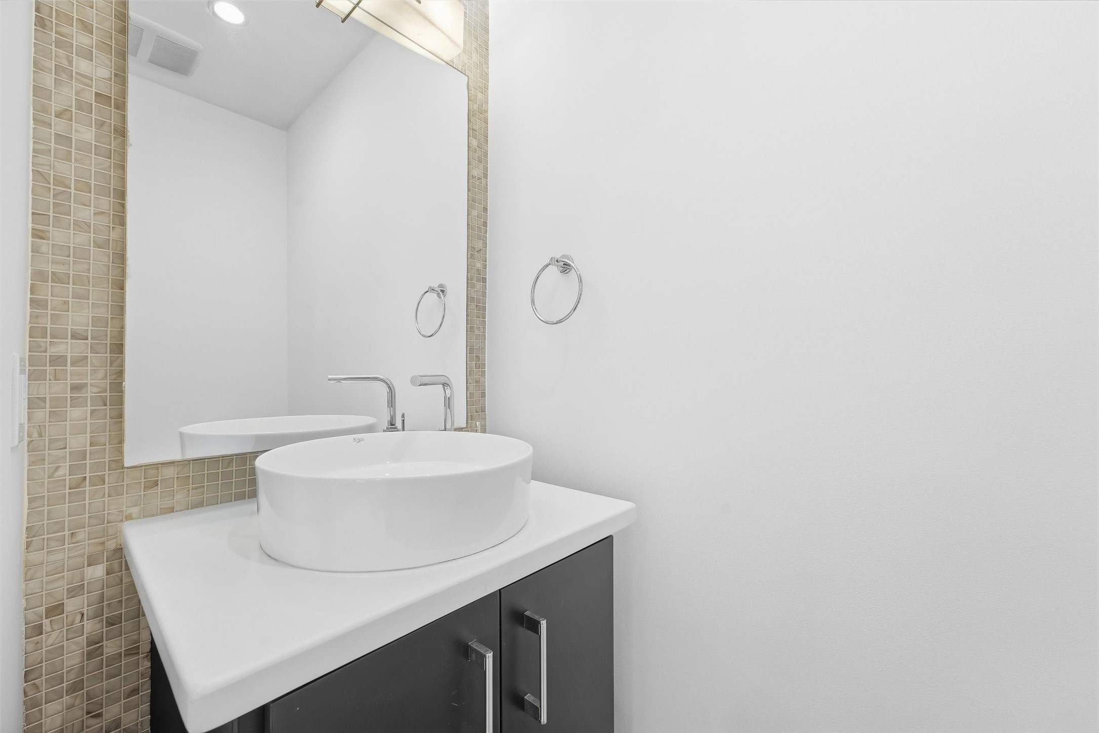 734 E 8th Street Property Photo 10