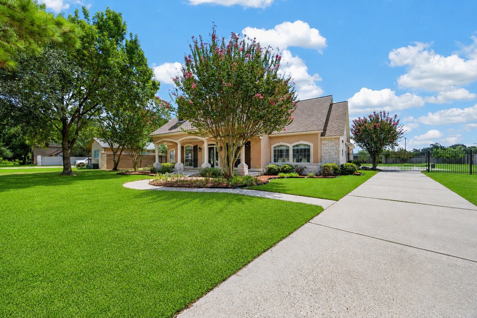 17027 Champions Lakeway Property Photo 1