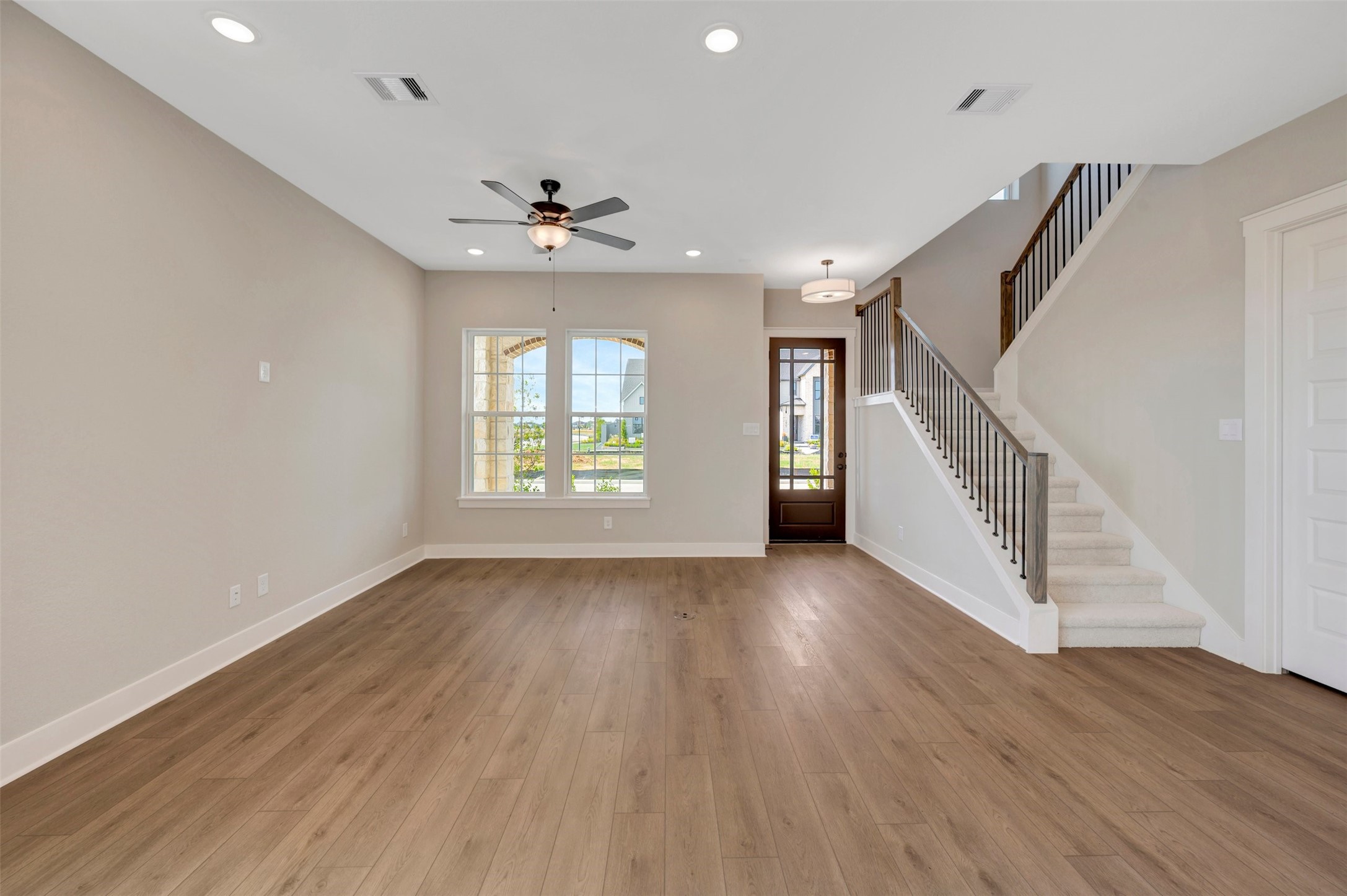 16702 Vibrant Avenue Property Photo 15