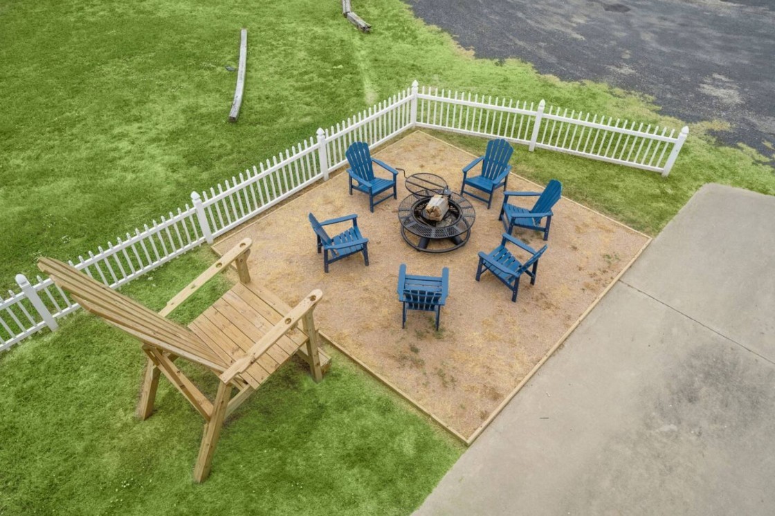 2423 Sand Drift Lane Property Photo 23