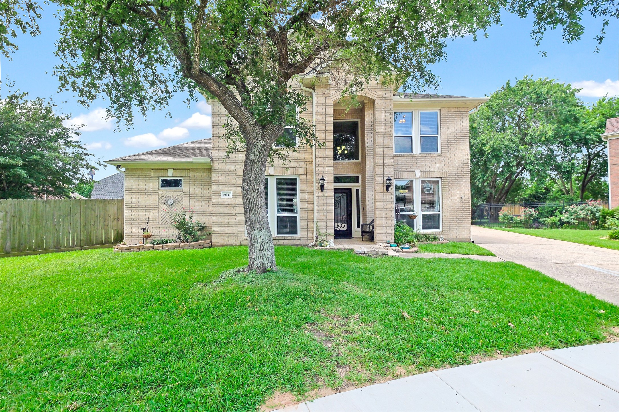 10924 Oakwood Drive Property Photo 1