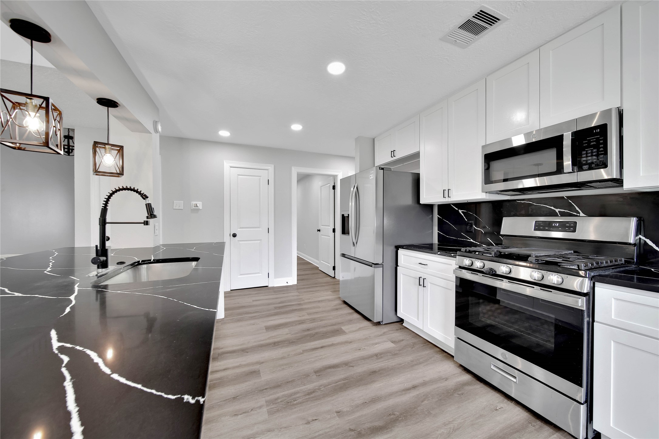 4014 Alshire Drive Property Photo 8