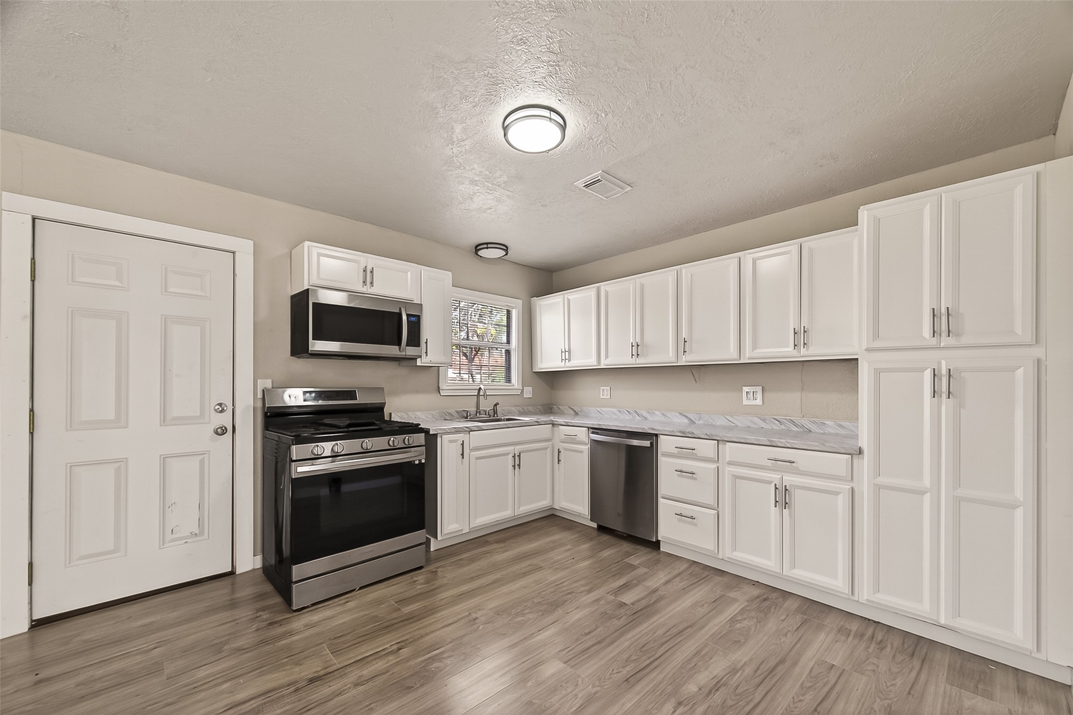 1221 Parkway Street Property Photo 7
