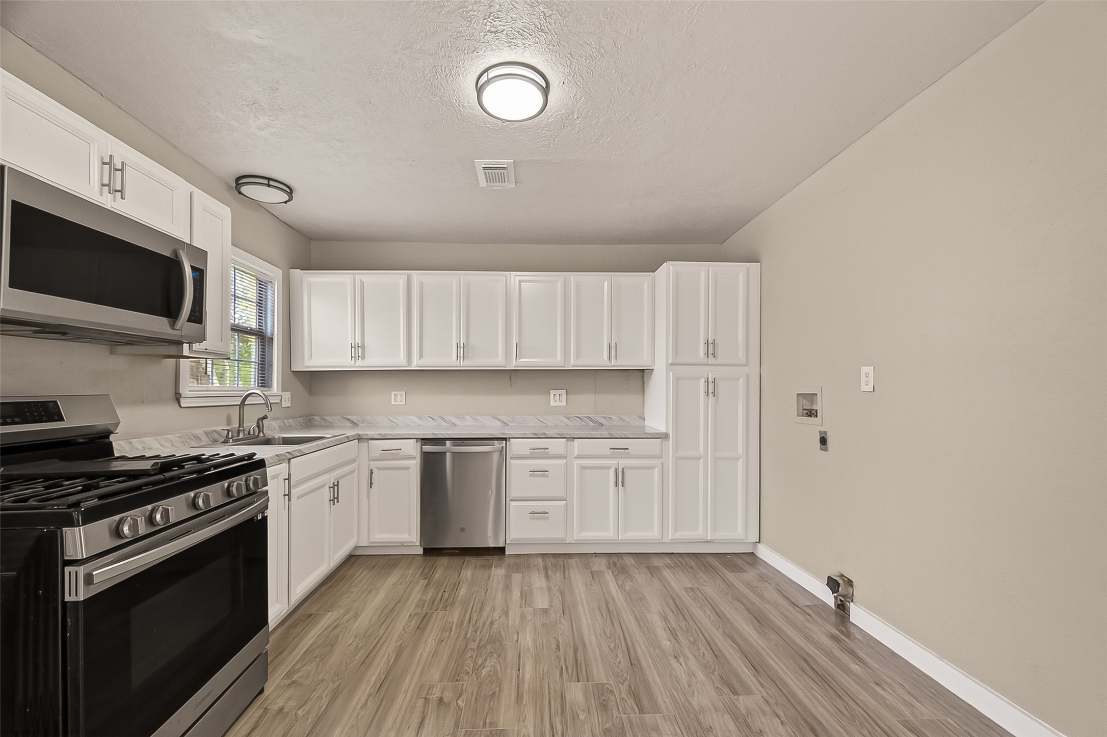 1221 Parkway Street Property Photo 10