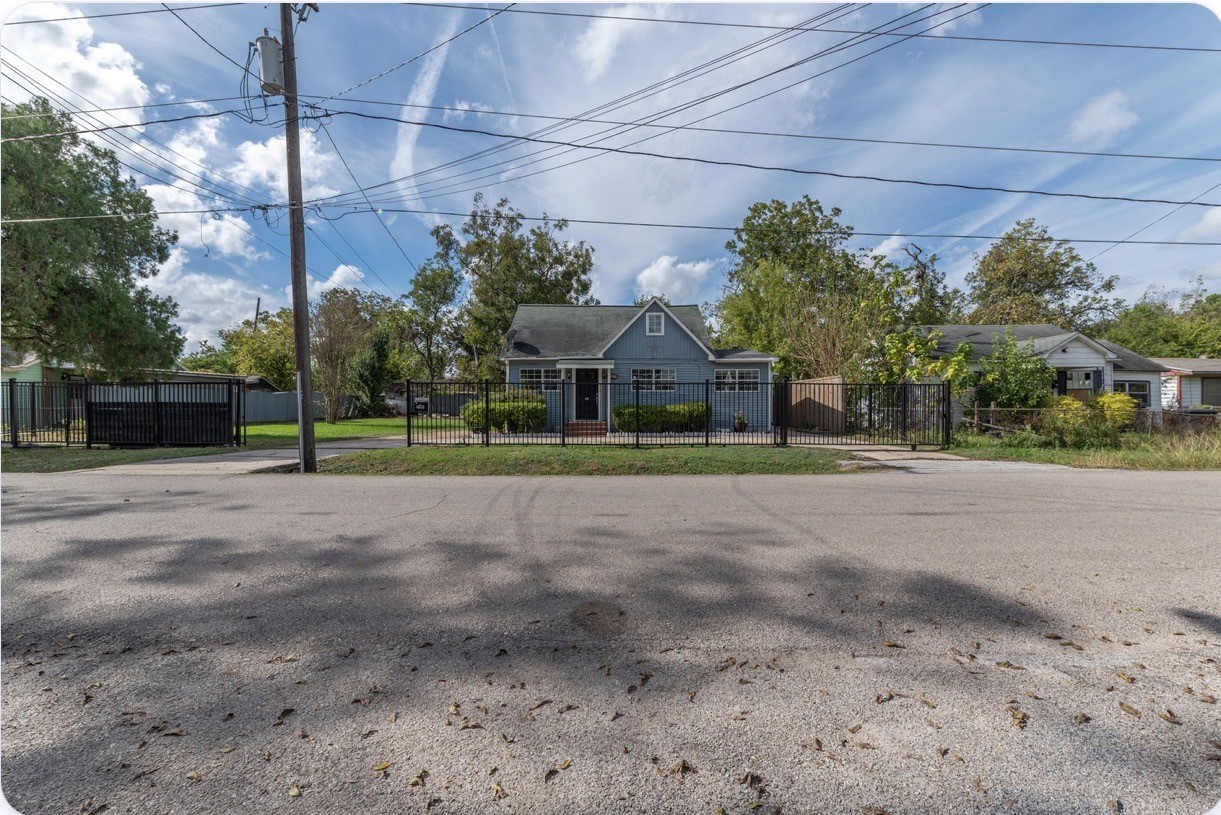 4303 Castor Street Property Photo 1