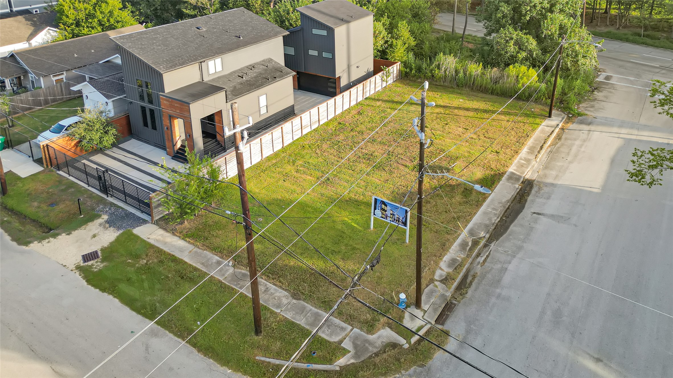 2118 Sampson Street Property Photo 5