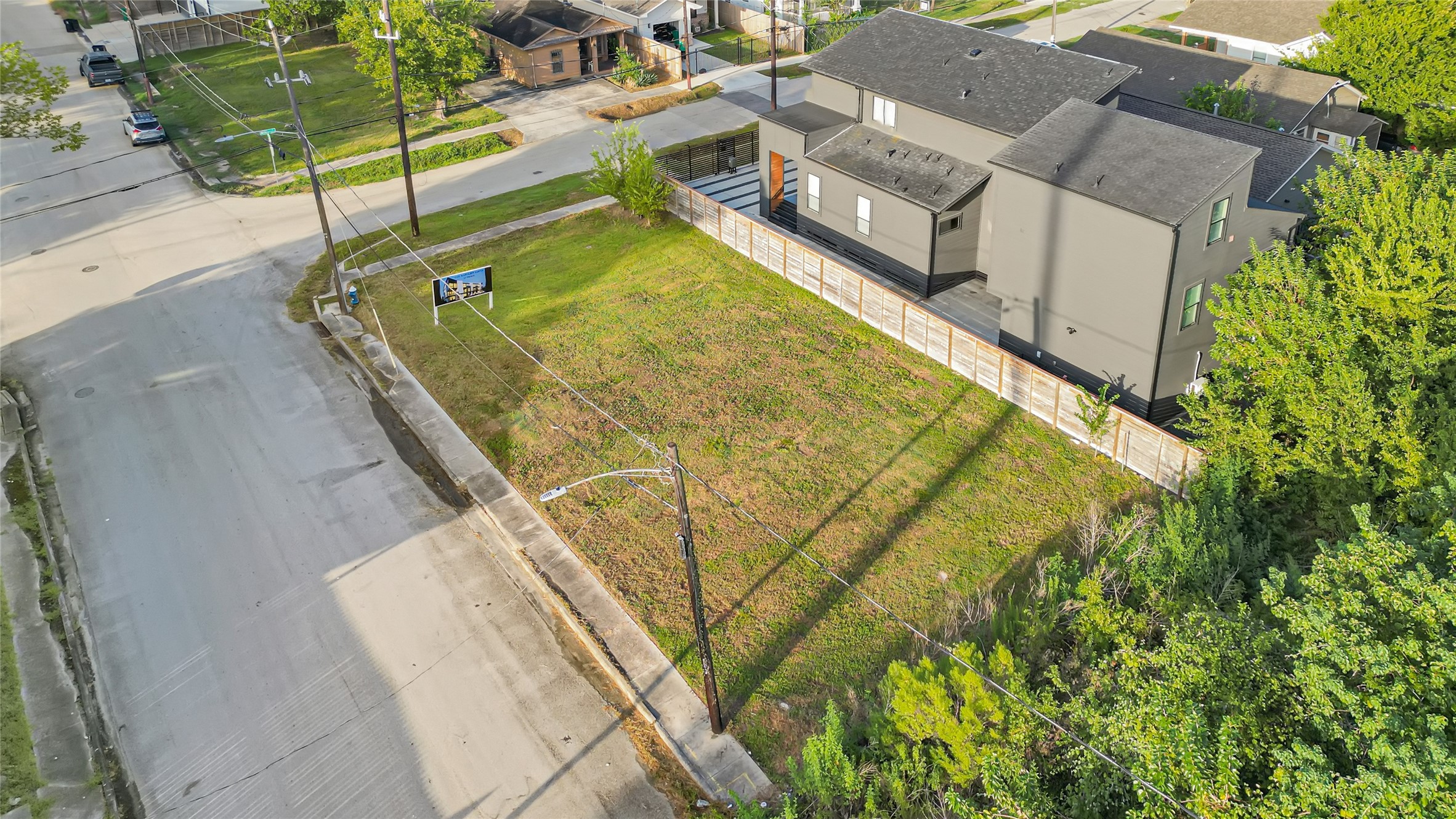 2118 Sampson Street Property Photo 8