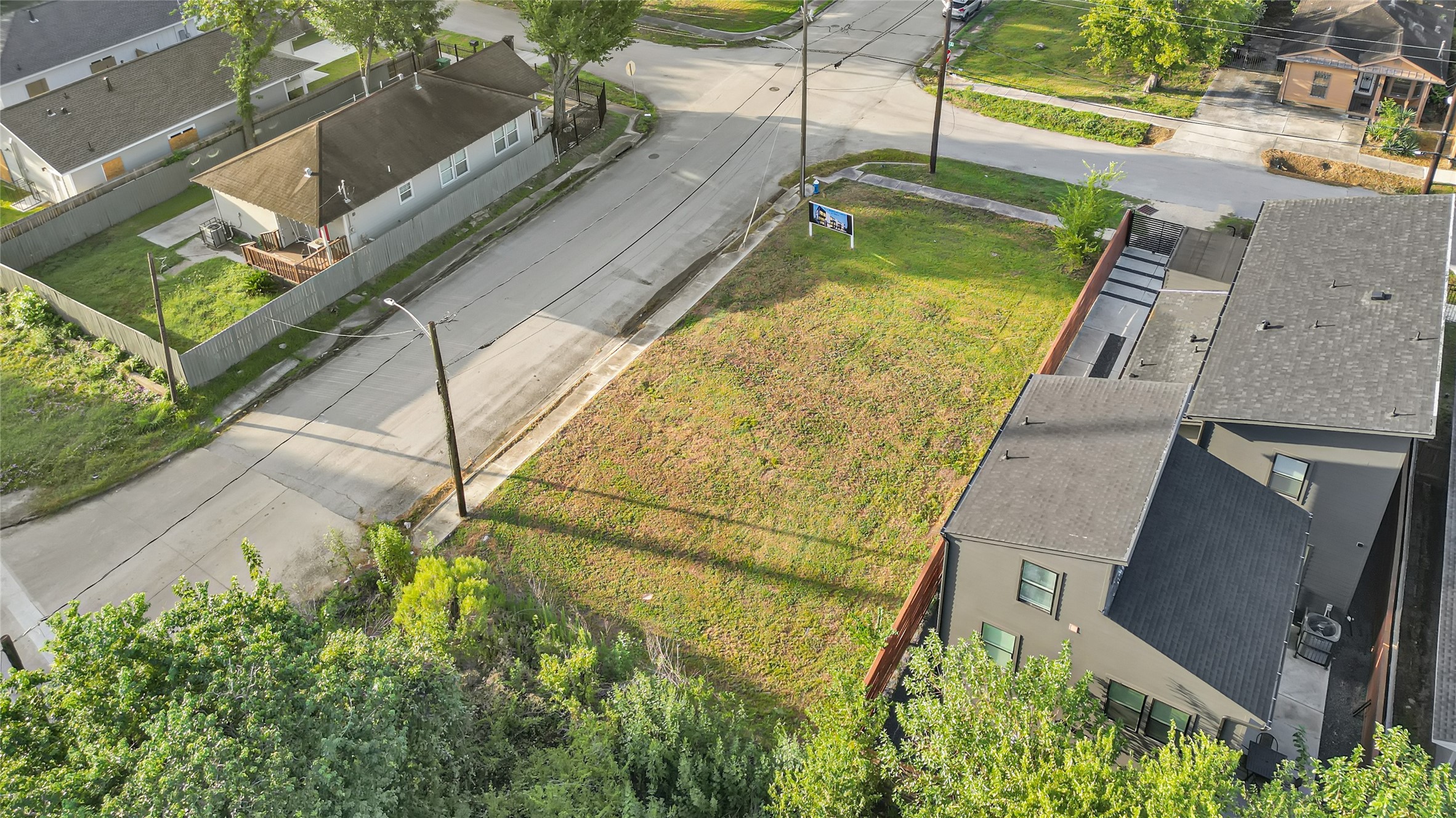 2118 Sampson Street Property Photo 11