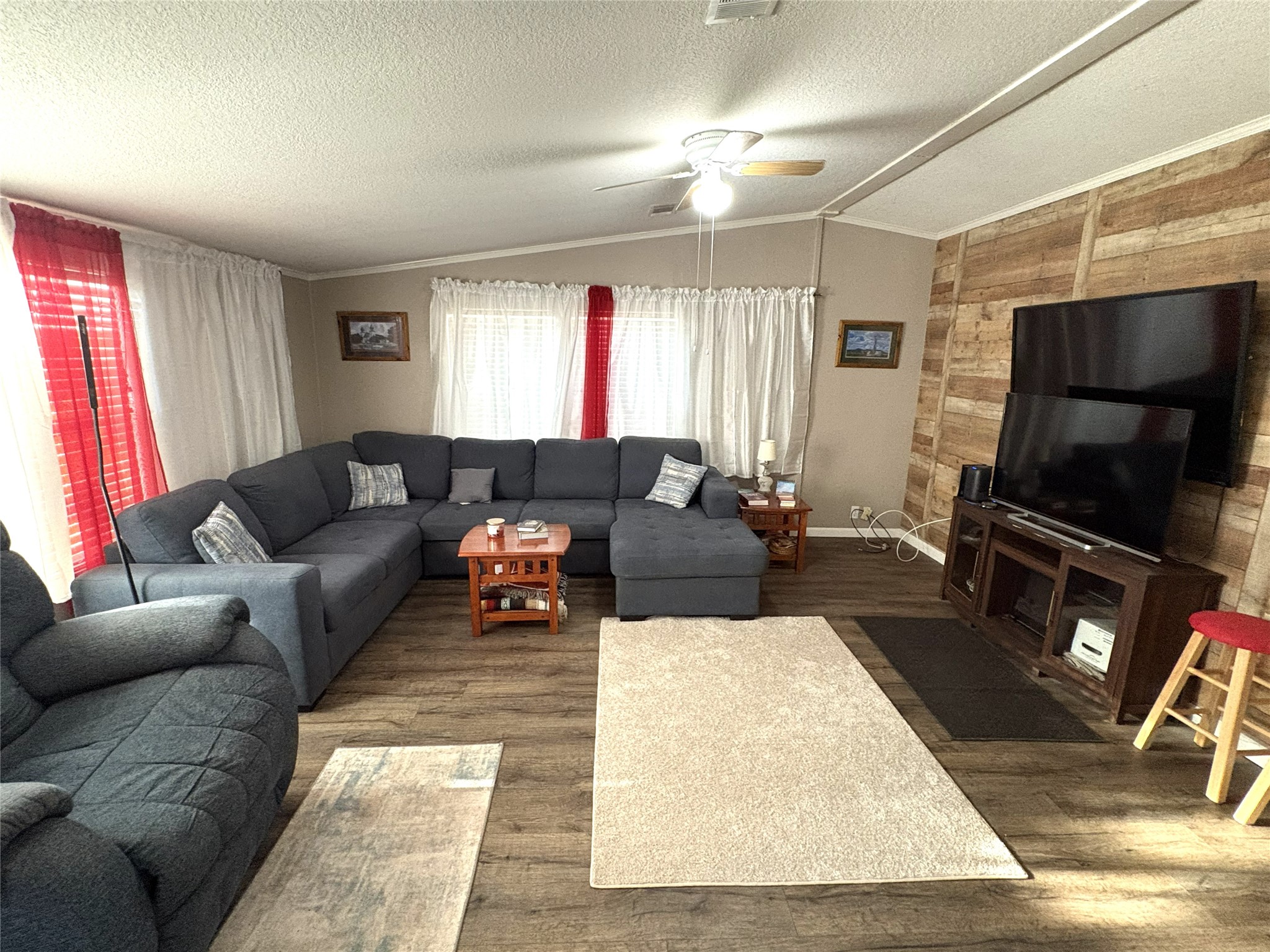 327 Laura Lane Property Photo 5